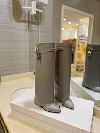 ua G1uenchy shark lock boots in leather