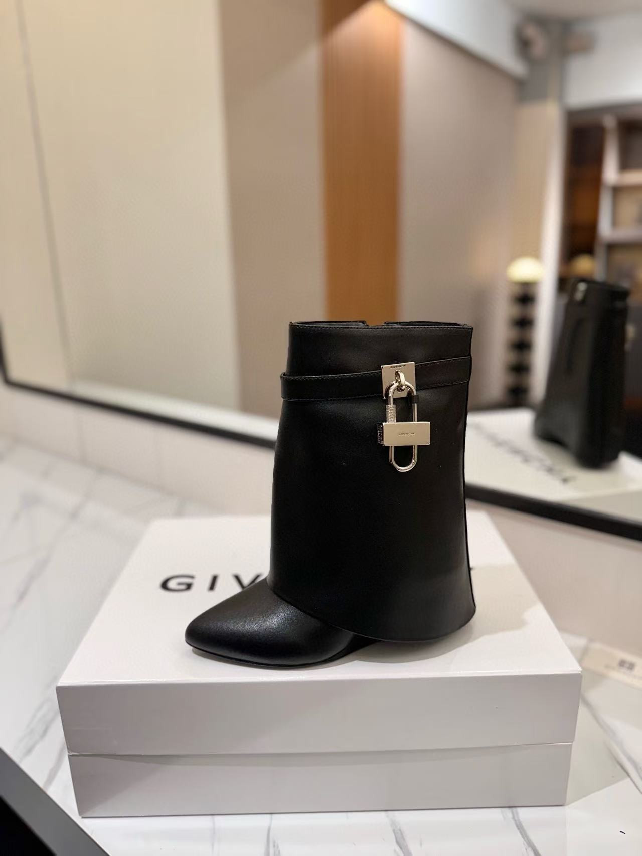 ua G1uenchy boots