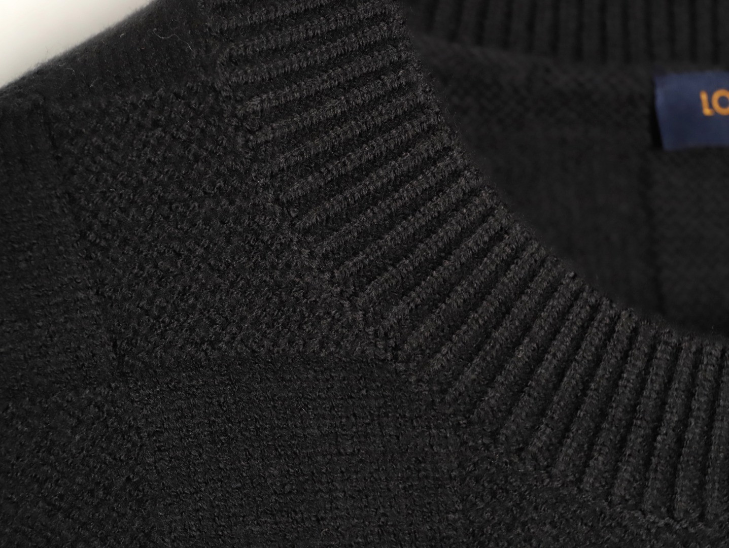 l0*is V*t0n lv 25ss knitting sweaters
