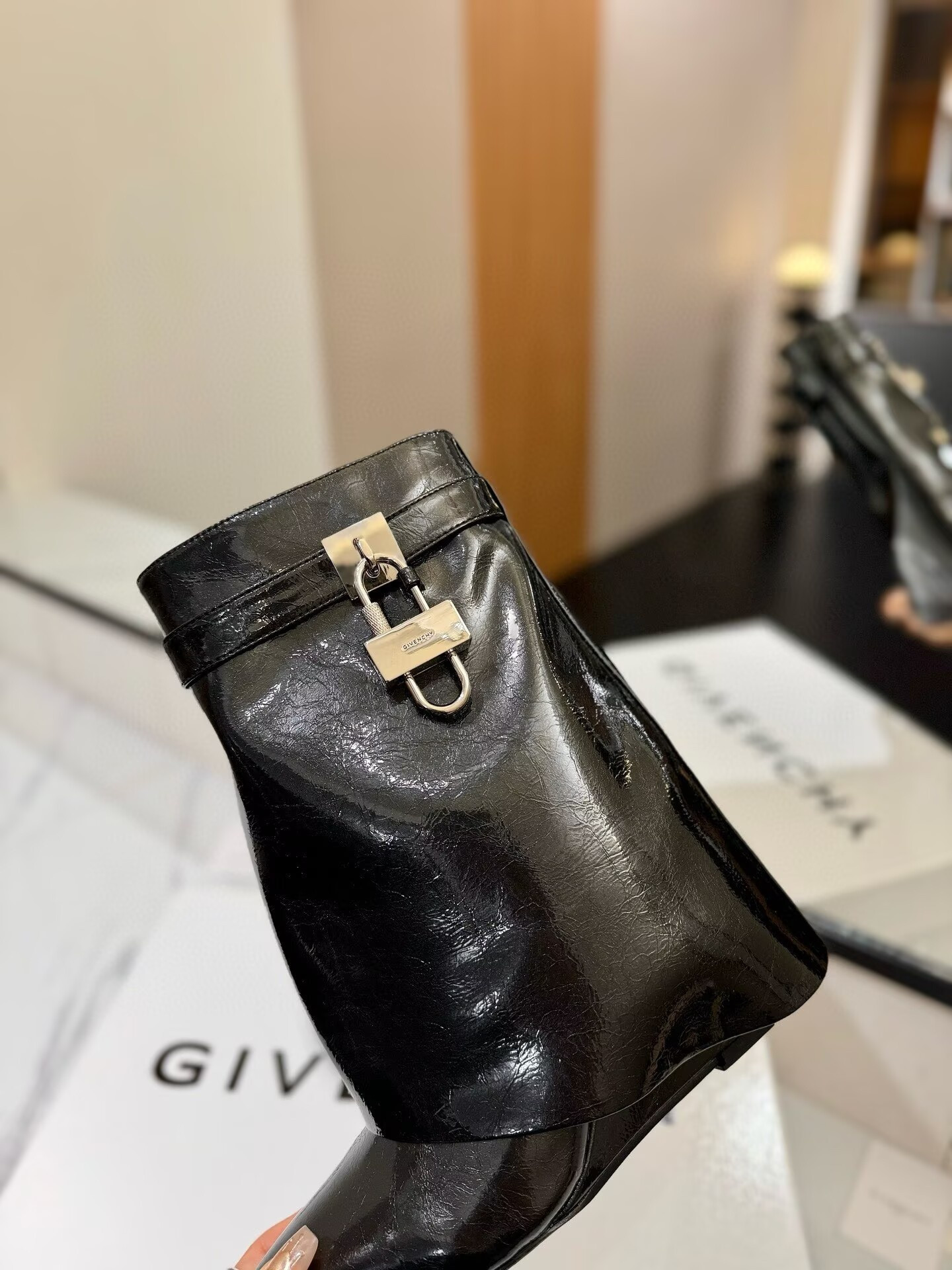ua G1uenchy boots