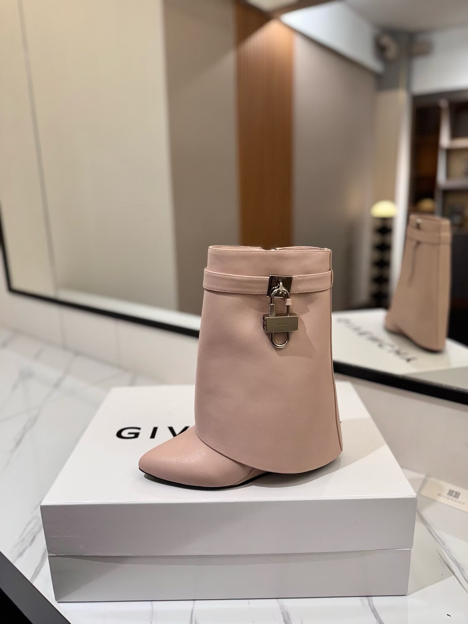ua G1uenchy boots