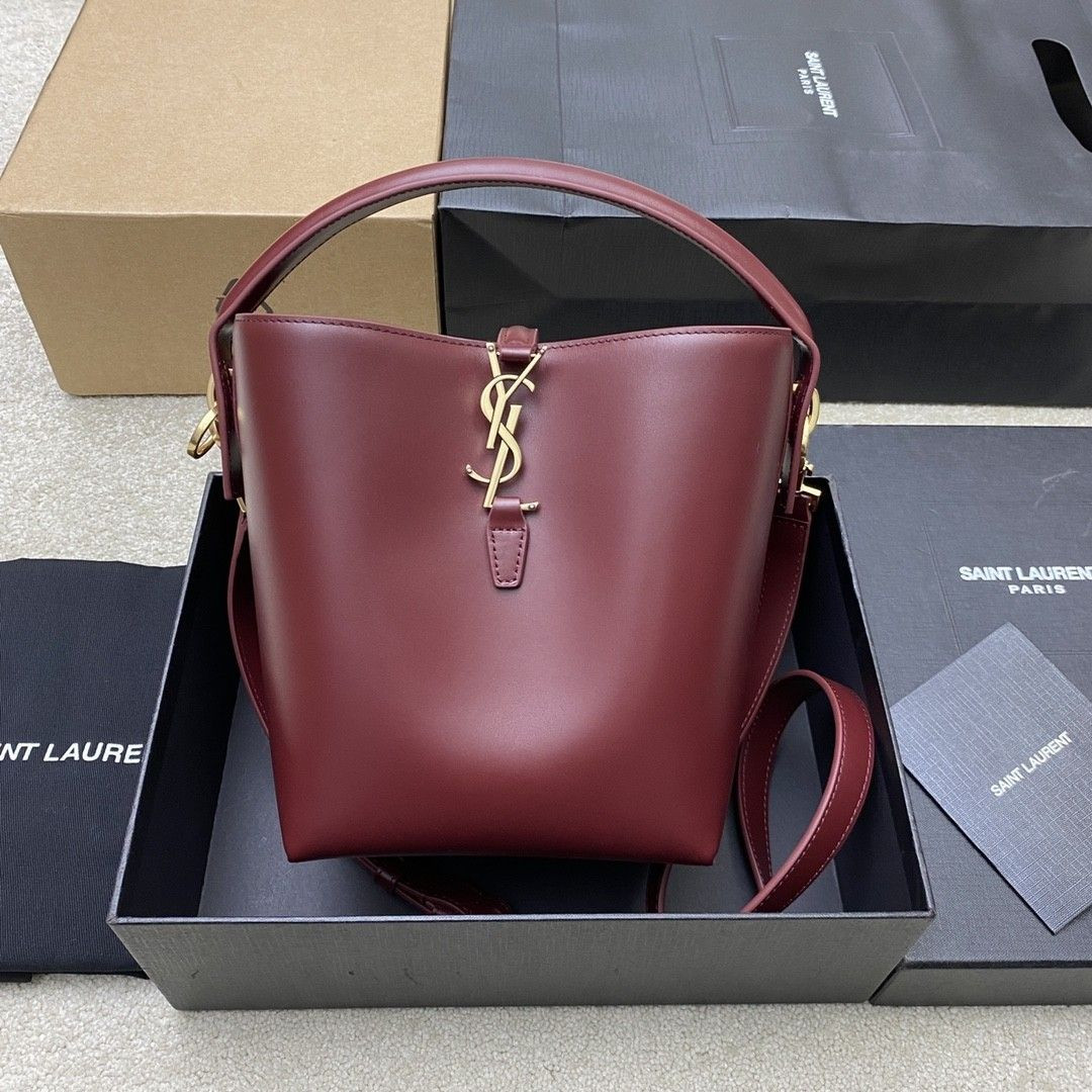 Y*L le 37 in shiny leather 17x20x13cm