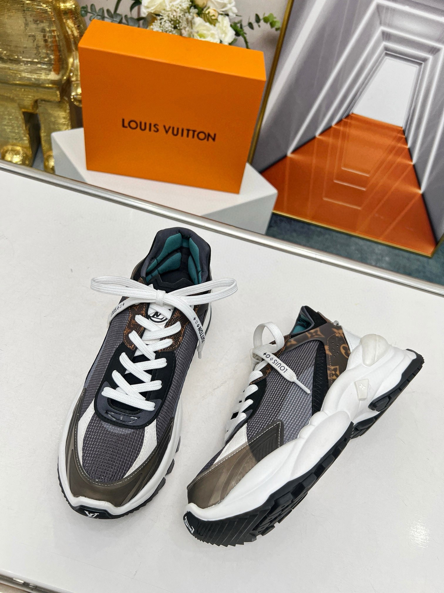 UA LV Run 55 Sneaker