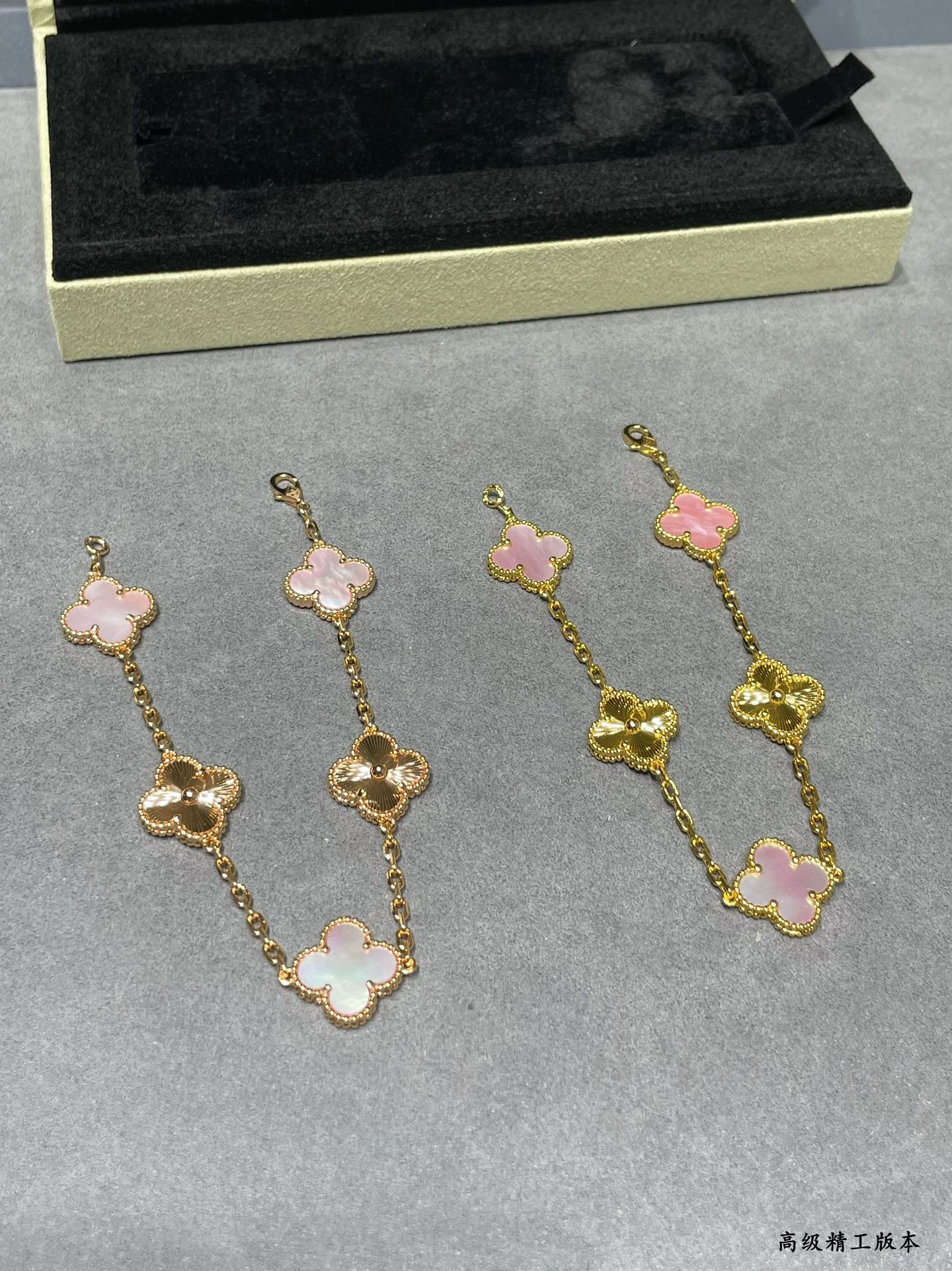 V*N CL*F & arpelsnatural pink shell spacing car flower five flower four leaf clover bracelet(no refund or exchange)