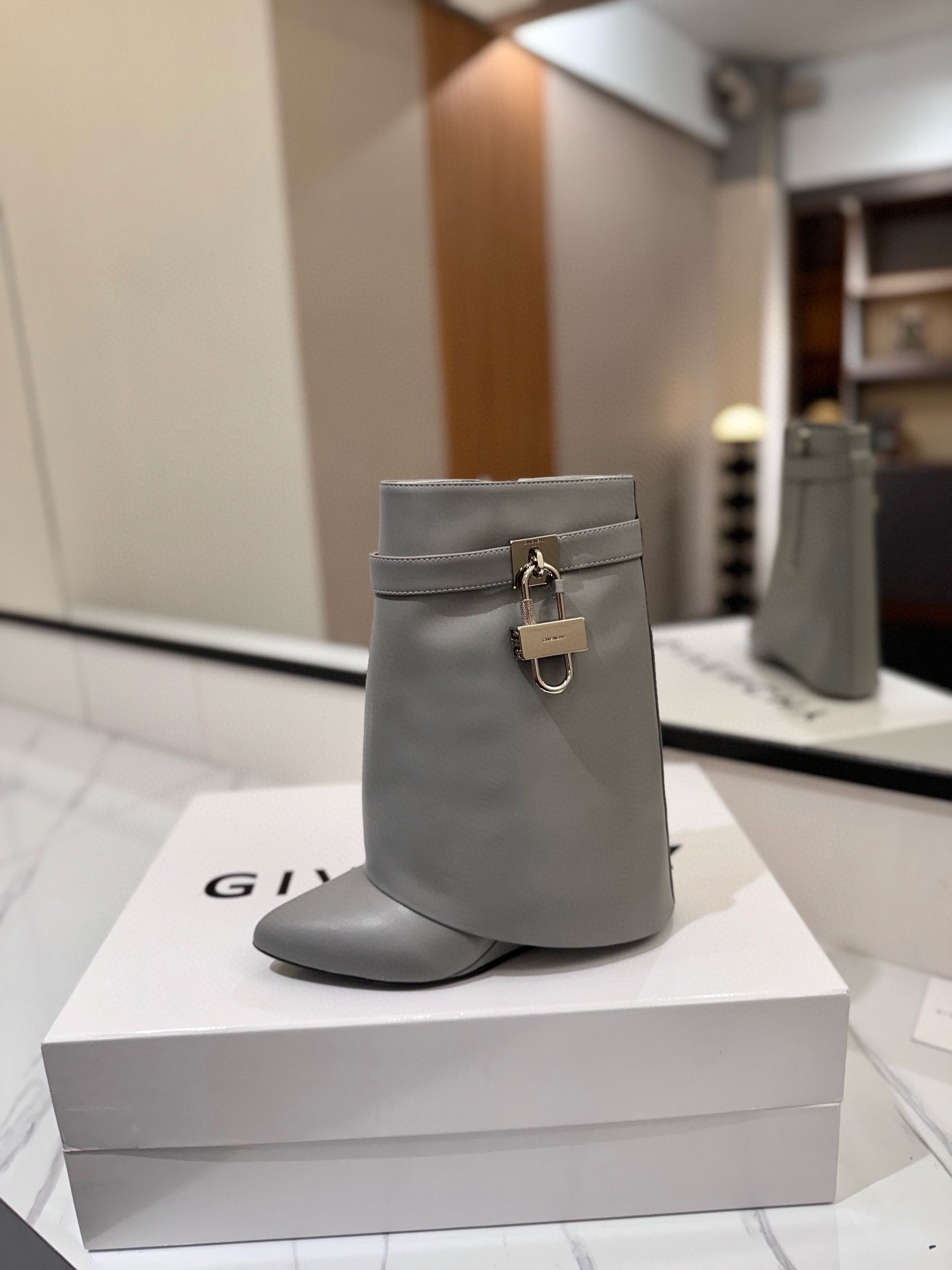 ua G1uenchy boots