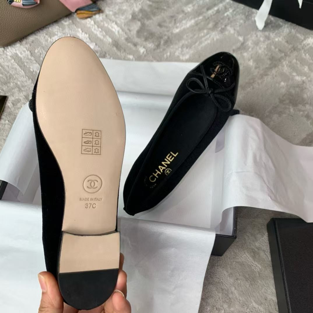ua Ch*el ballet flats