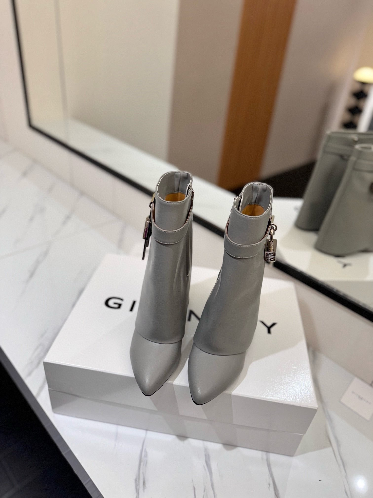 ua G1uenchy boots
