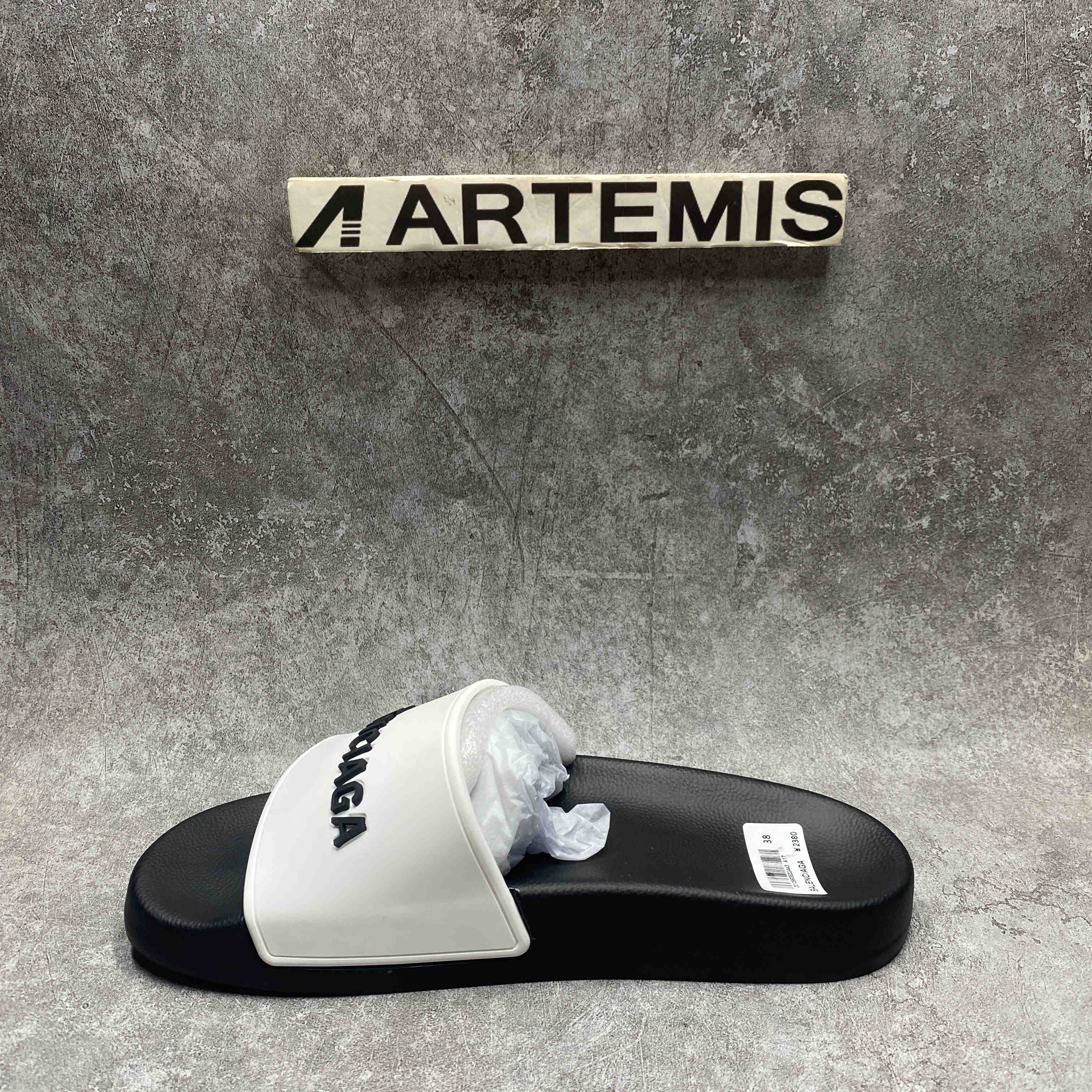 Ba*len*cia*ga pool slides logo white black