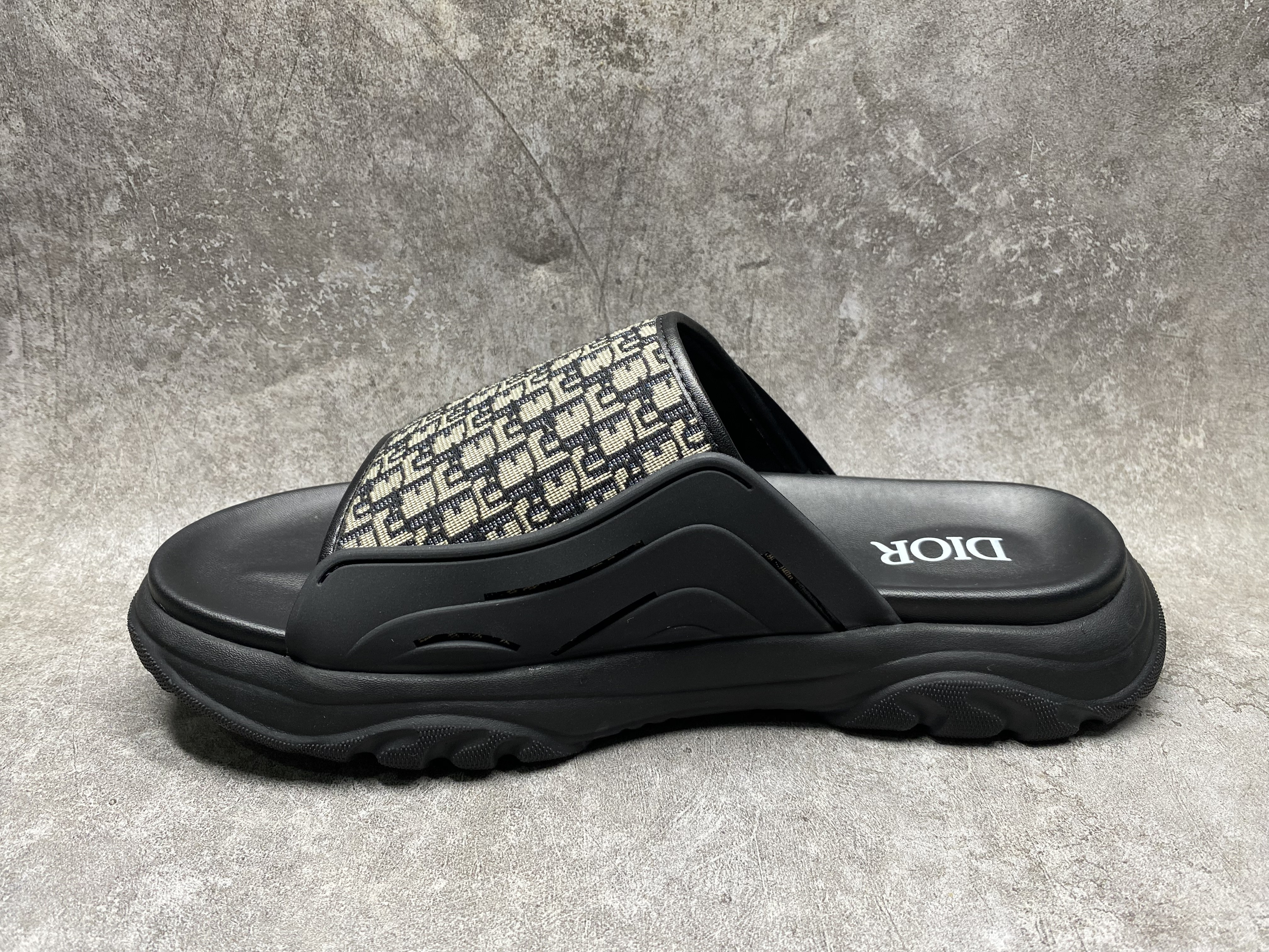 ua D*or sandal