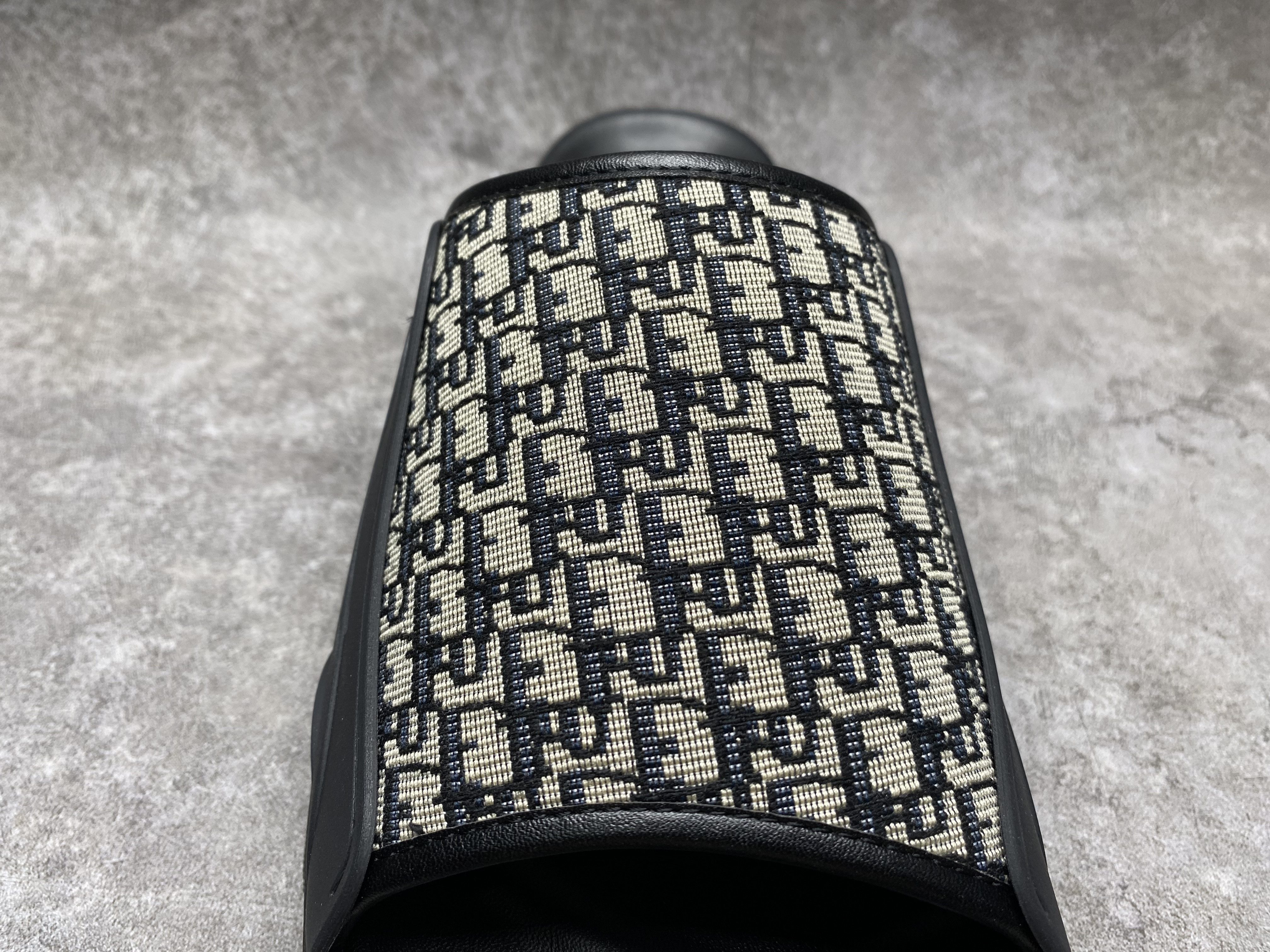 ua D*or sandal