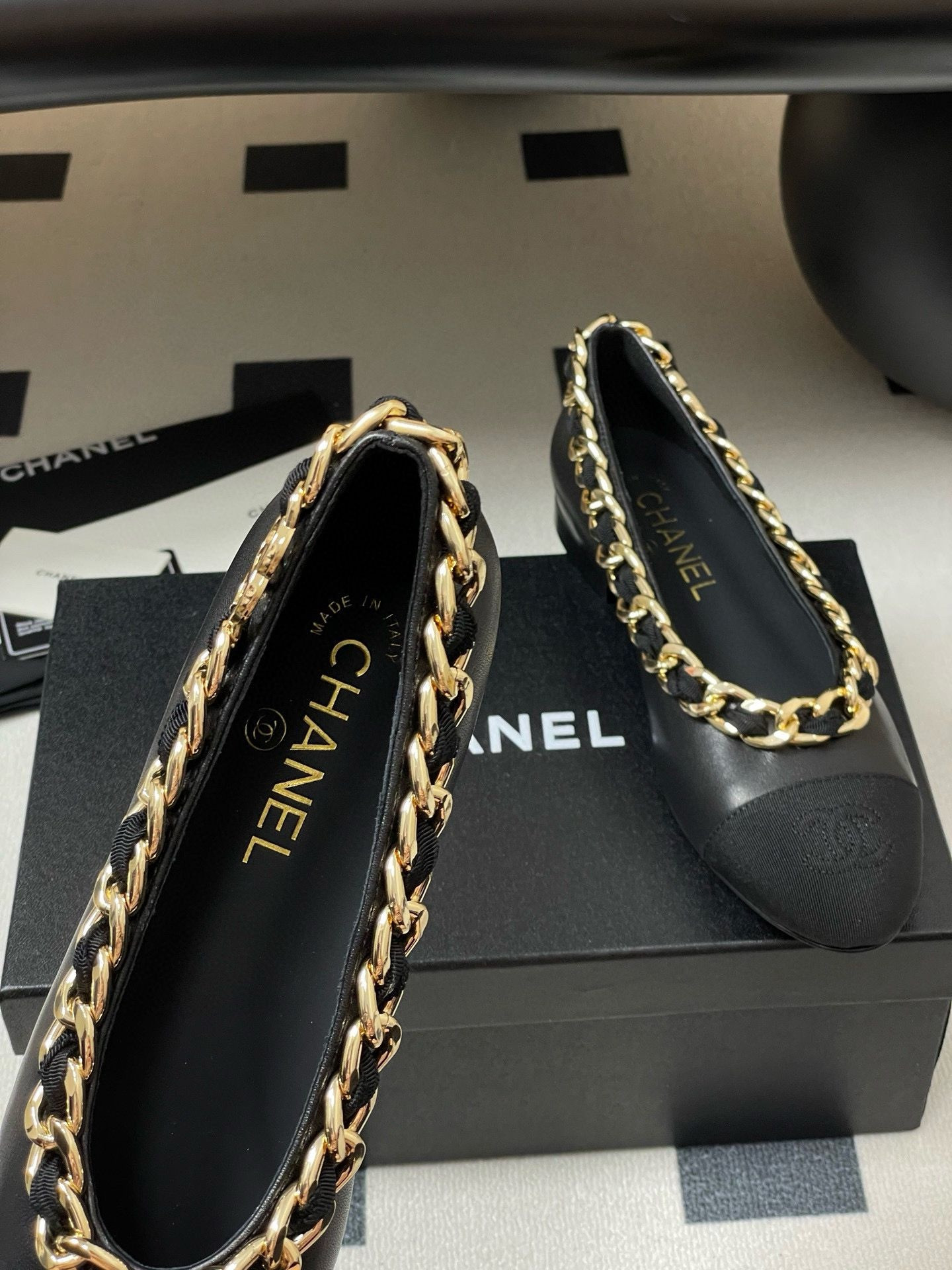 ua Ch*el ballet flats