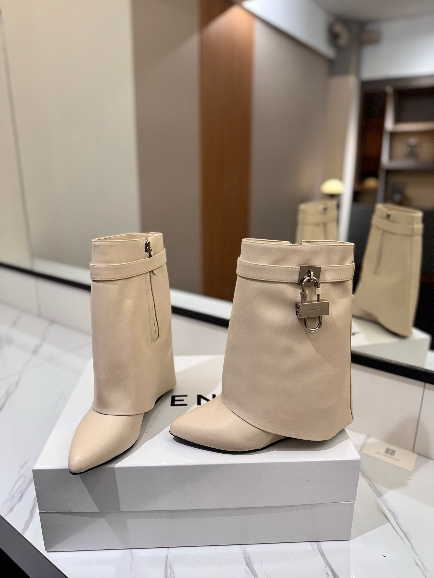 ua G1uenchy boots