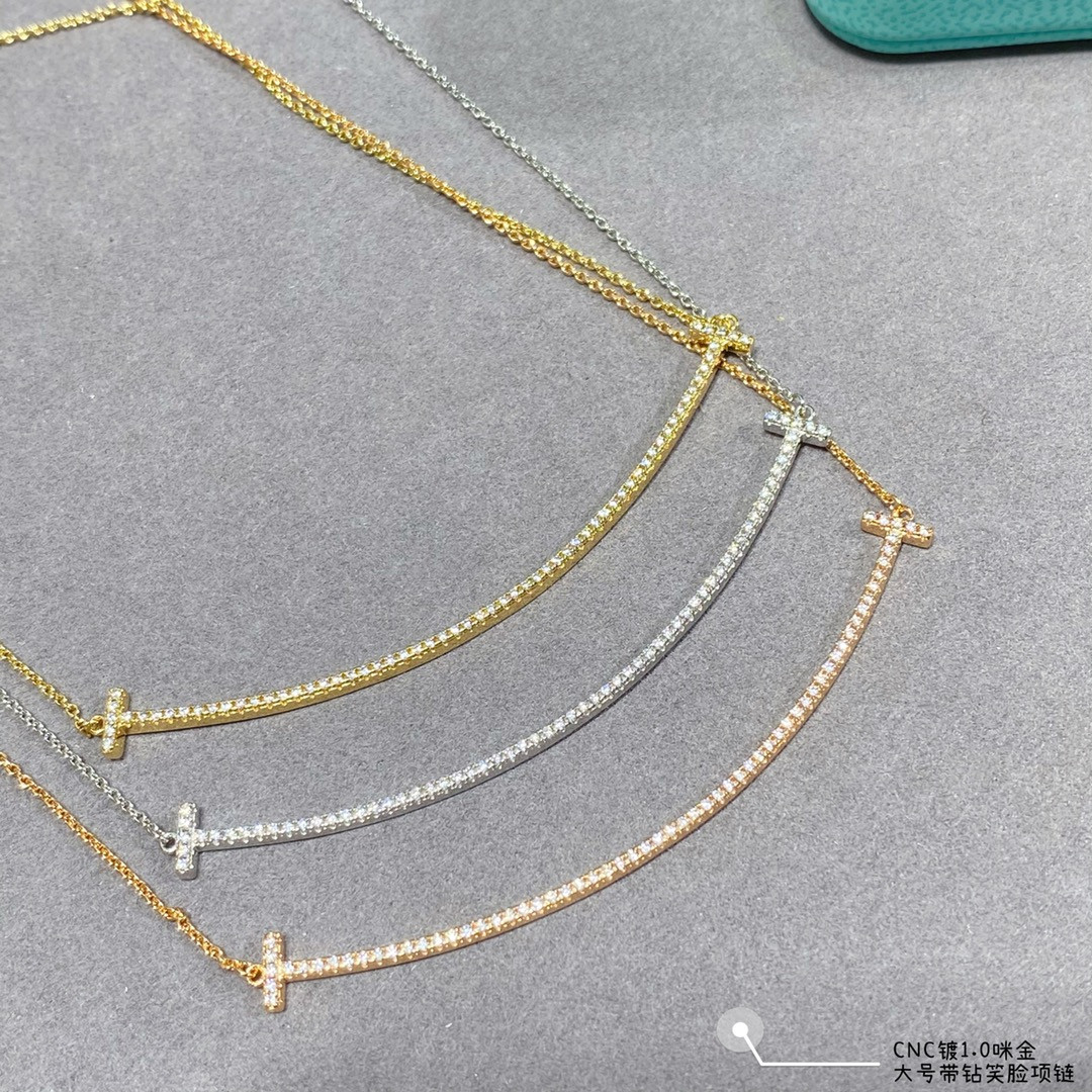 t*f*ny & co. large smile with Di*m*nd necklace