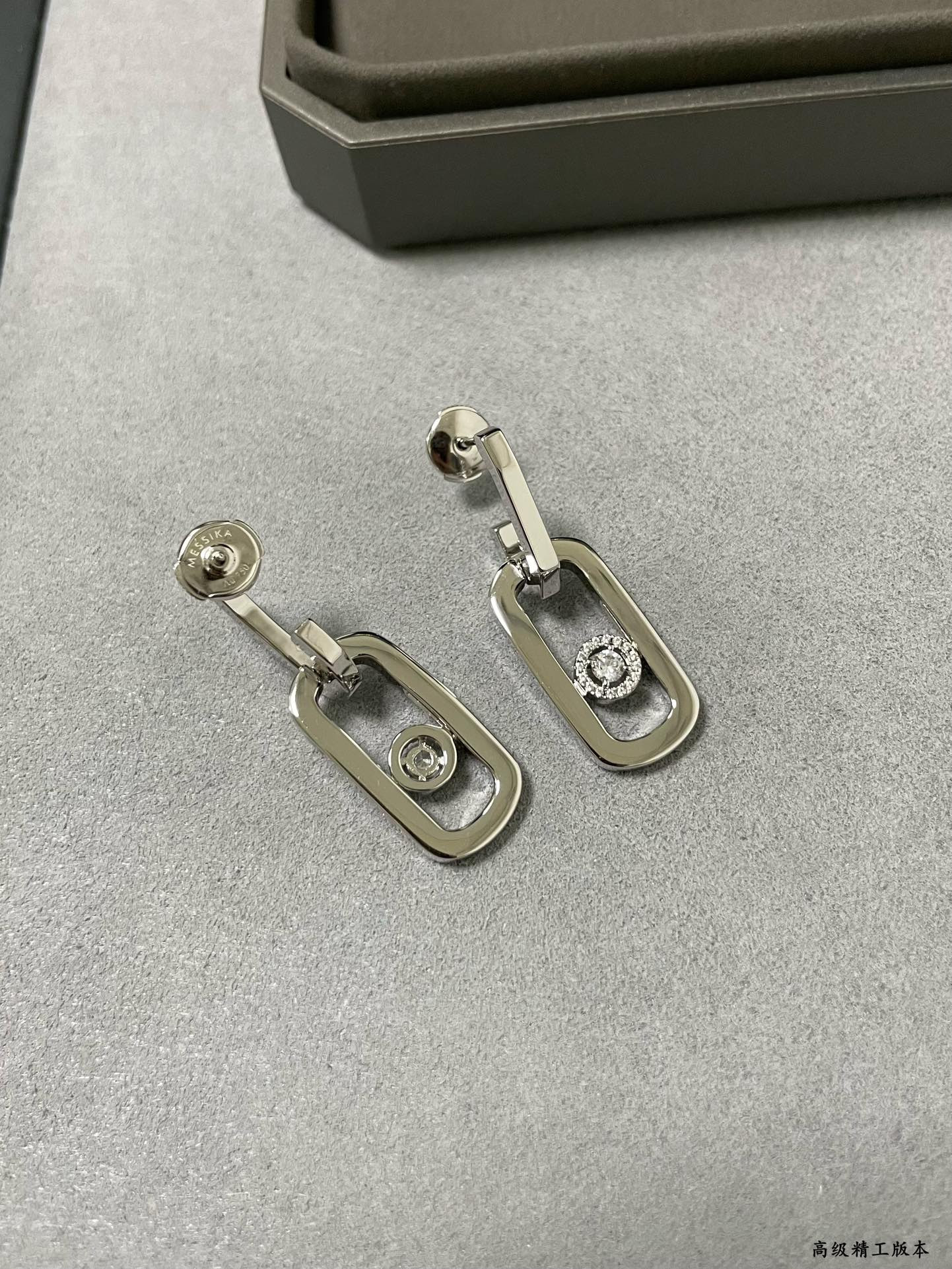 Mes1kaa large single di*m*nd moving stud earrings