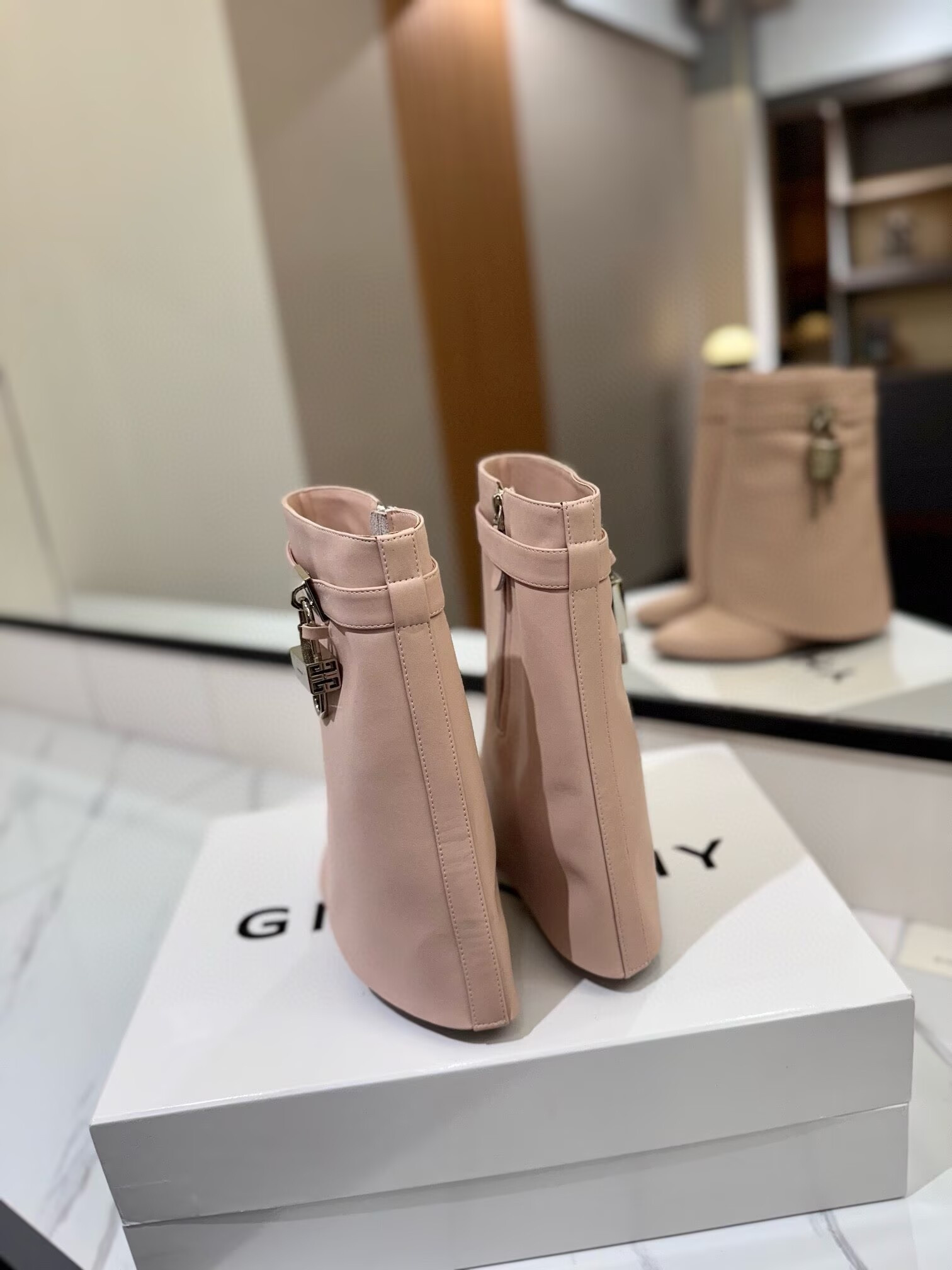 ua G1uenchy boots