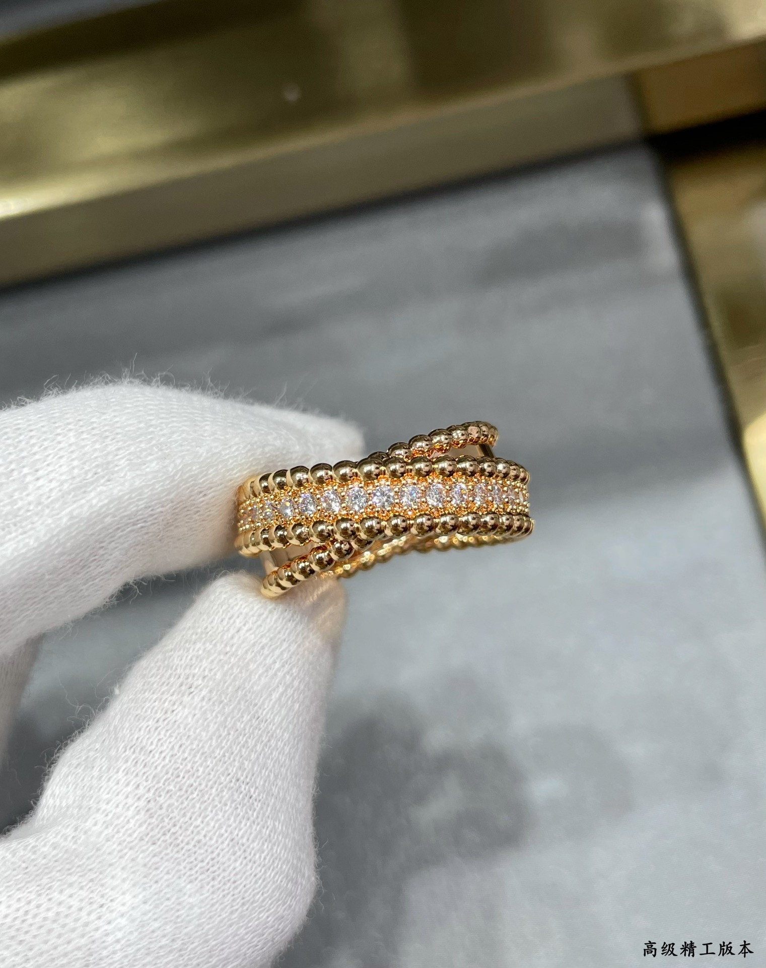 V*N CL*F & arpels double hoop ring