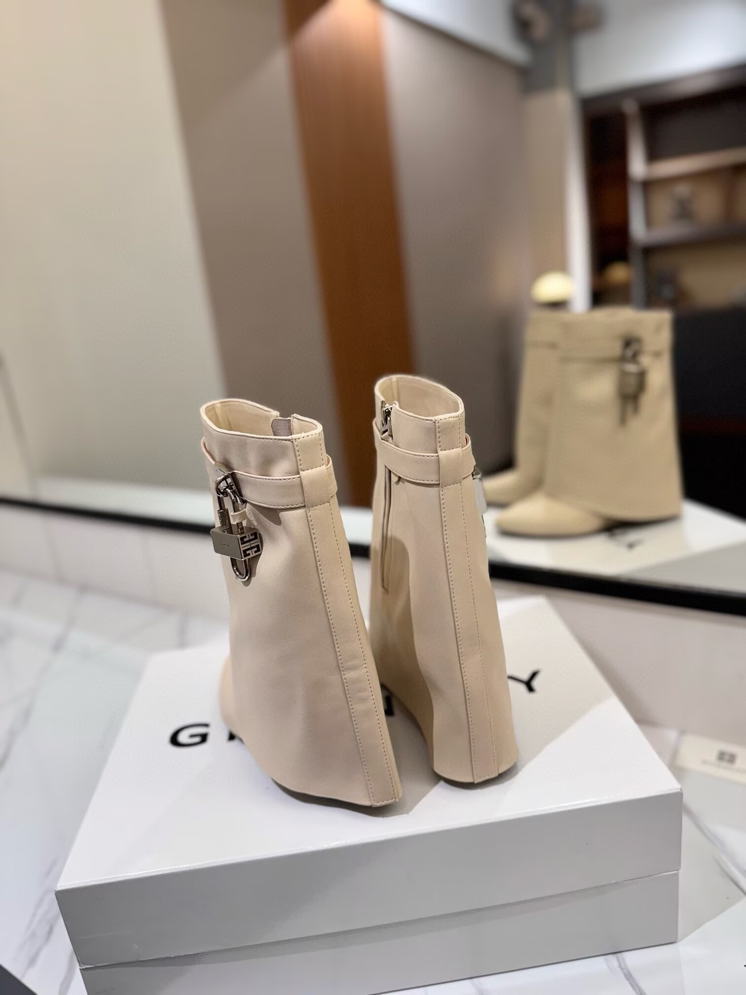 ua G1uenchy boots