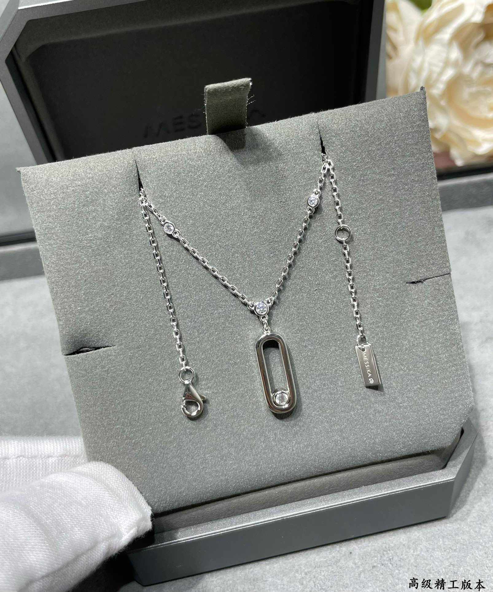 Mes1kaa polished single di*m*nd moving necklace