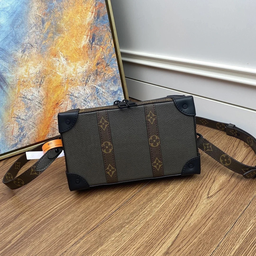 SOFT TRUNK WALLET M30697