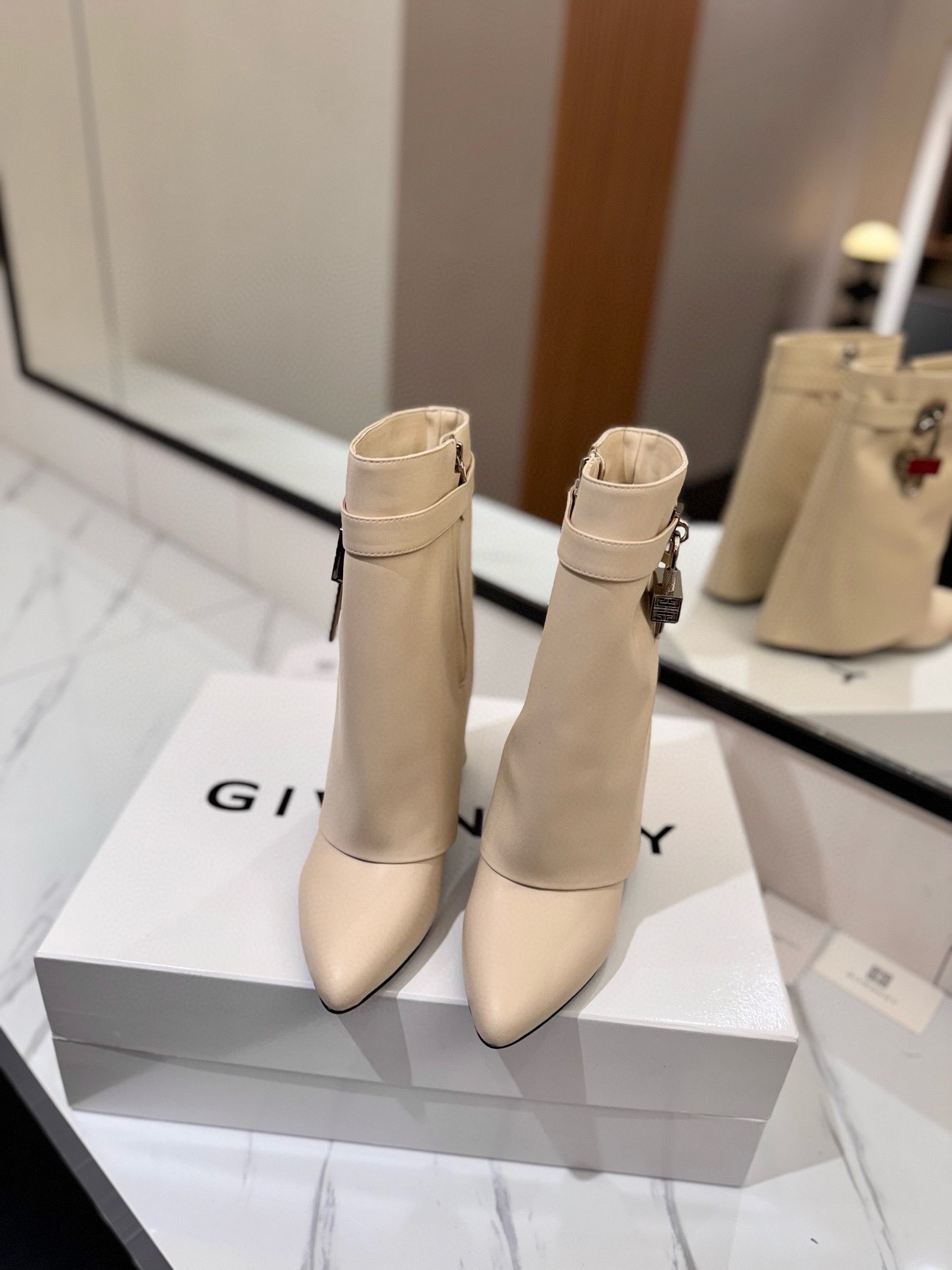 ua G1uenchy boots
