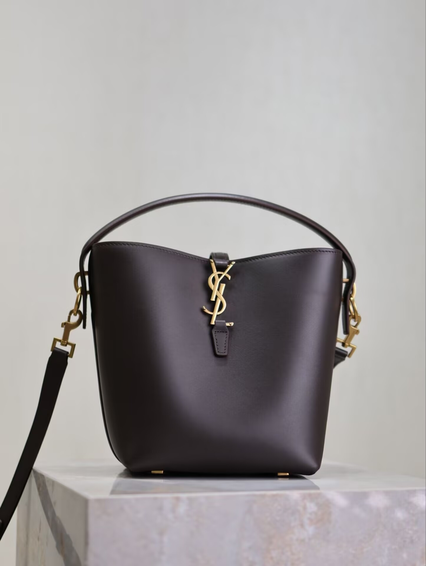 Y*L le 37 in shiny leather 17x20x13cm