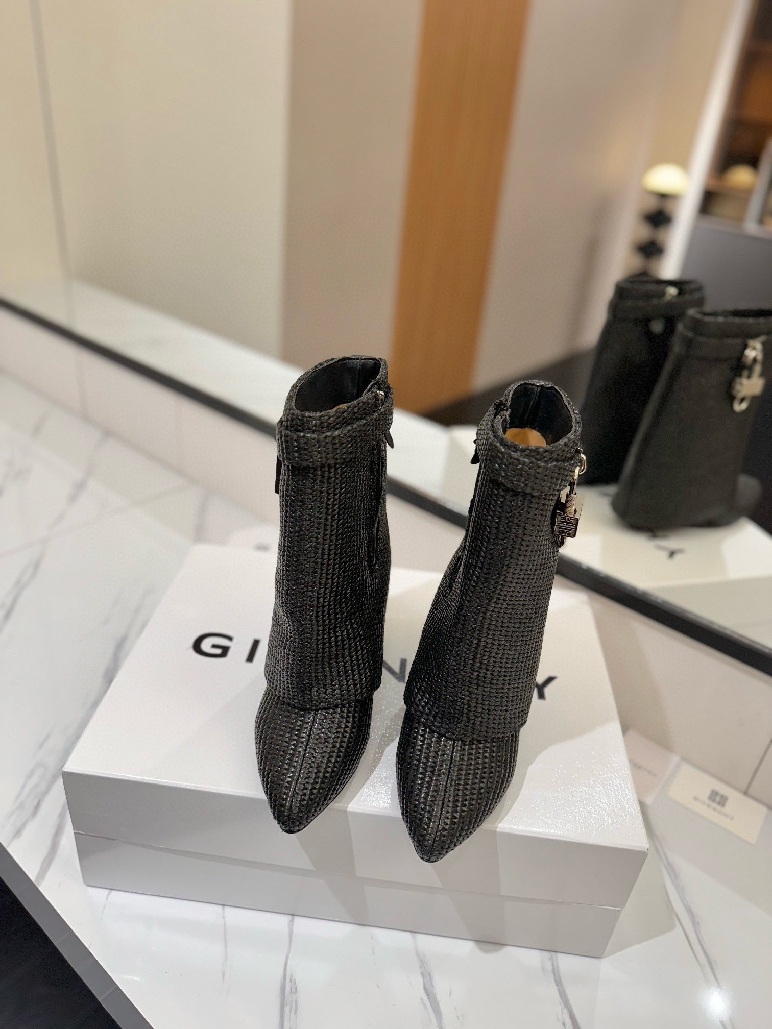 ua G1uenchy boots