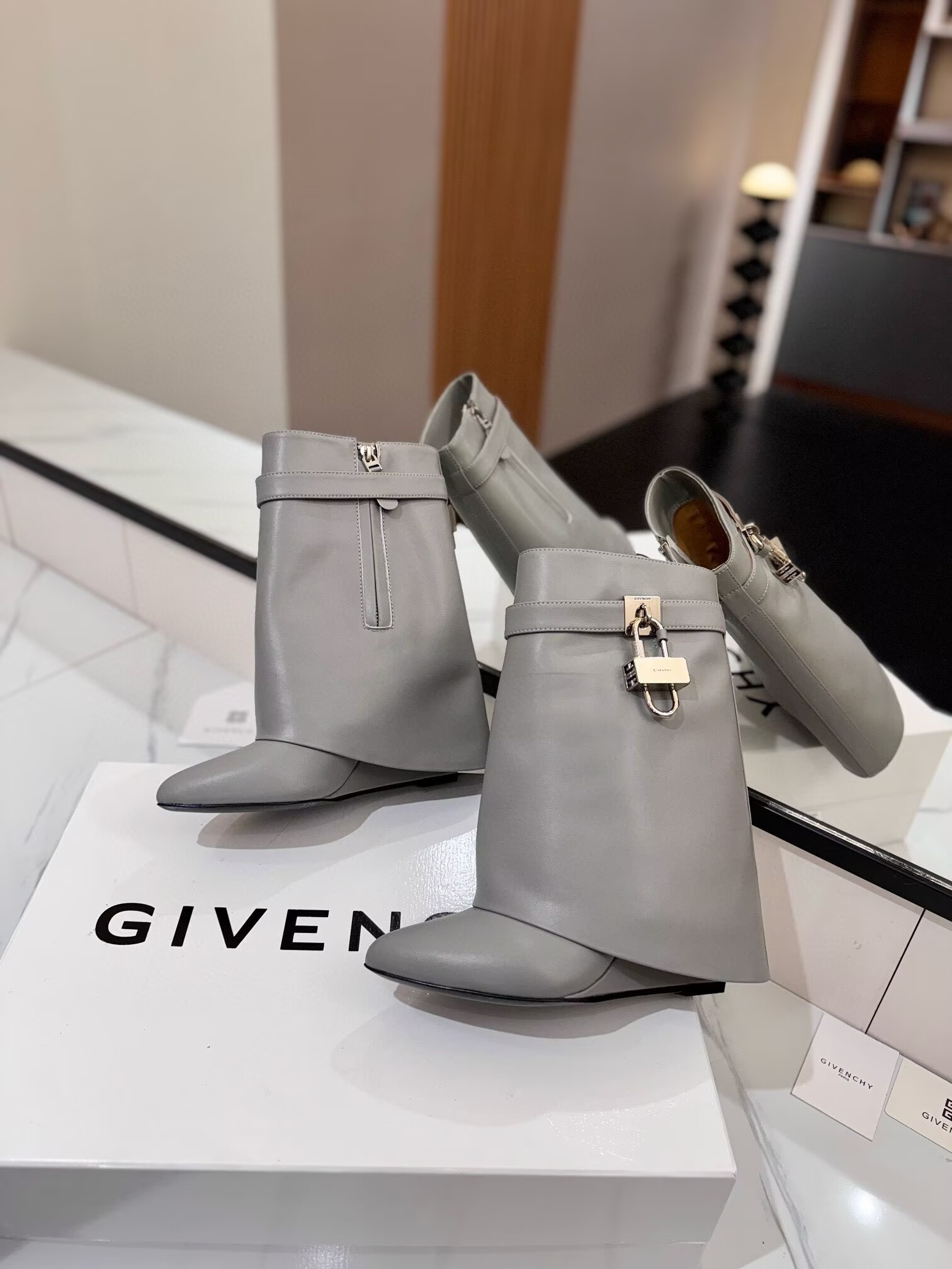 ua G1uenchy boots
