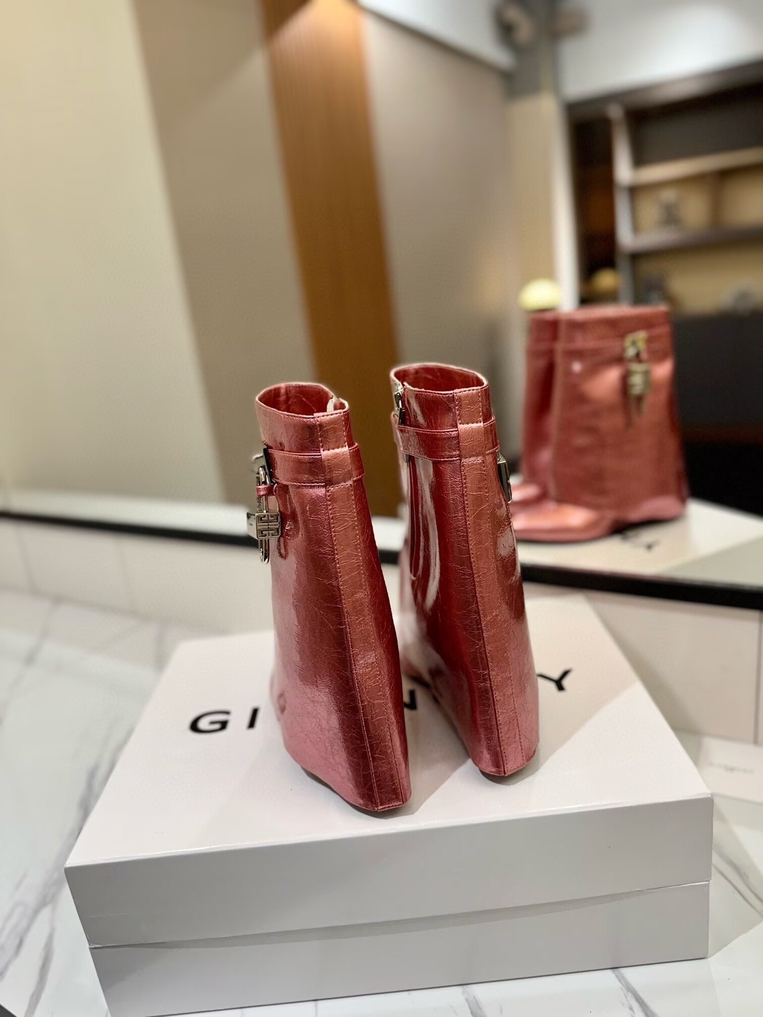 ua G1uenchy boots