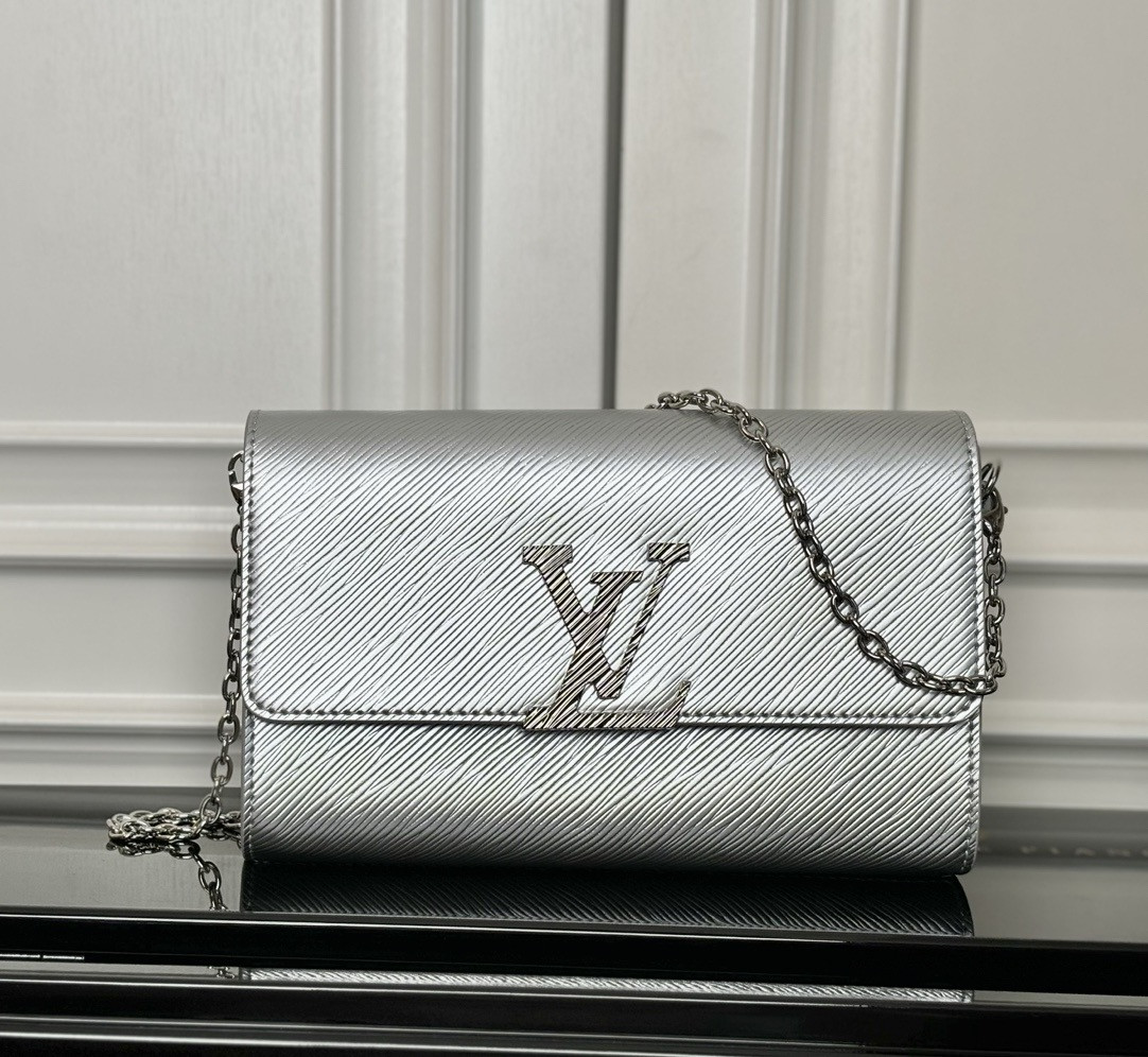 LV  M237  22x14x5cm