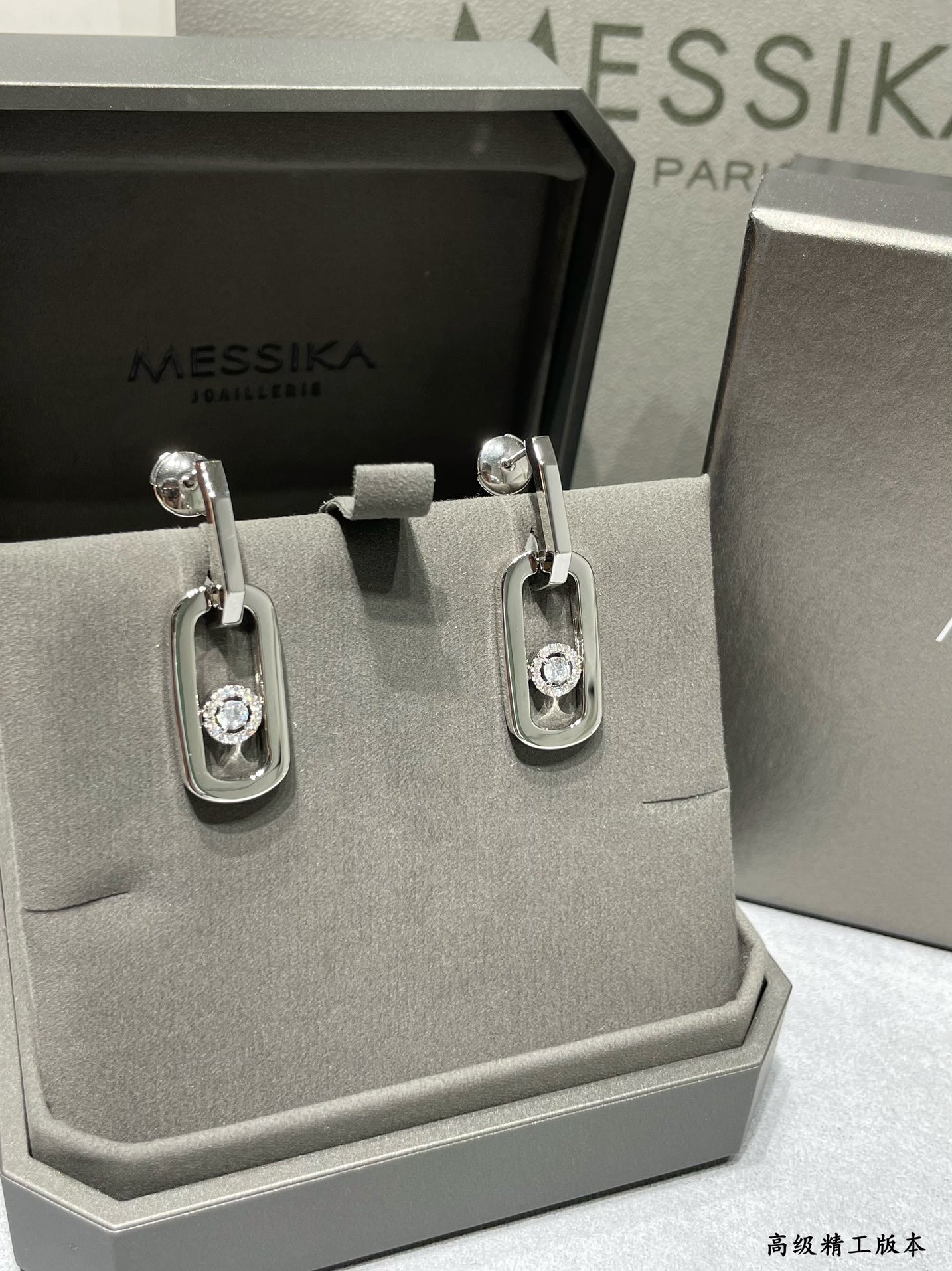 Mes1kaa large single di*m*nd moving stud earrings