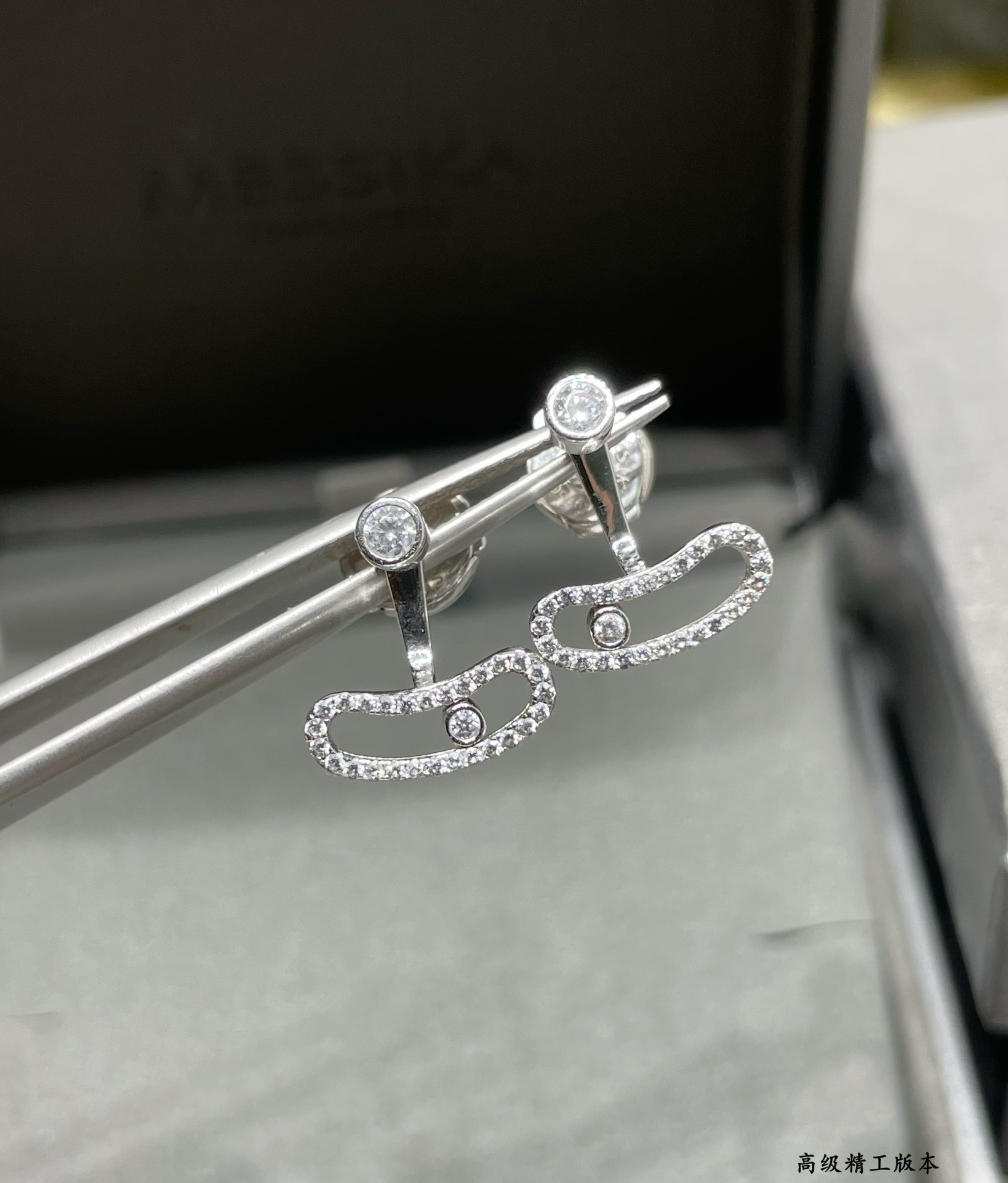 Mes1kaa curved single di*m*nd stud earrings