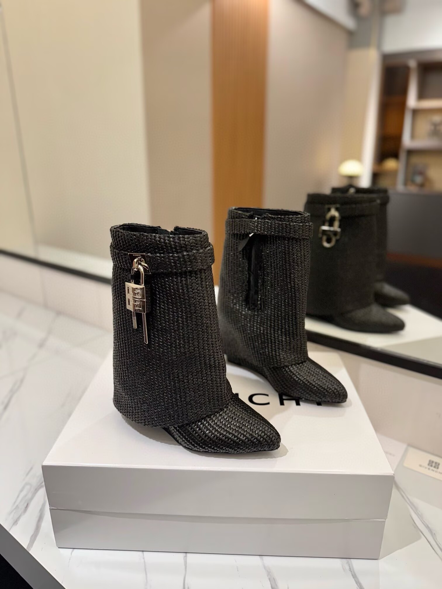 ua G1uenchy boots