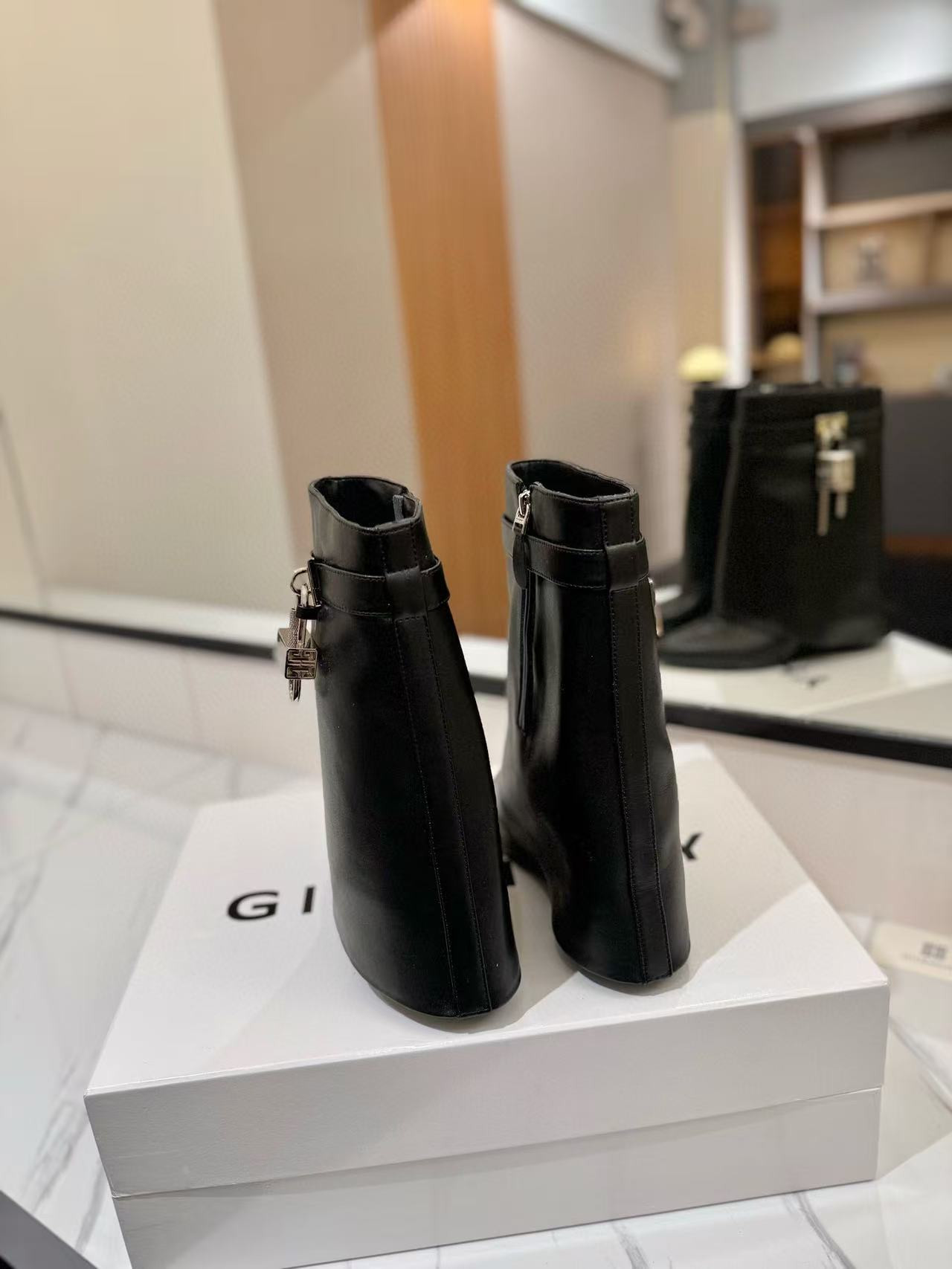 ua G1uenchy boots