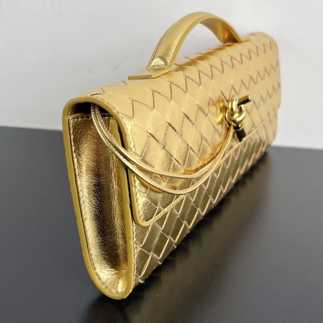 bo*te*ga Ve*ne*ta long clutch andiamo with handle