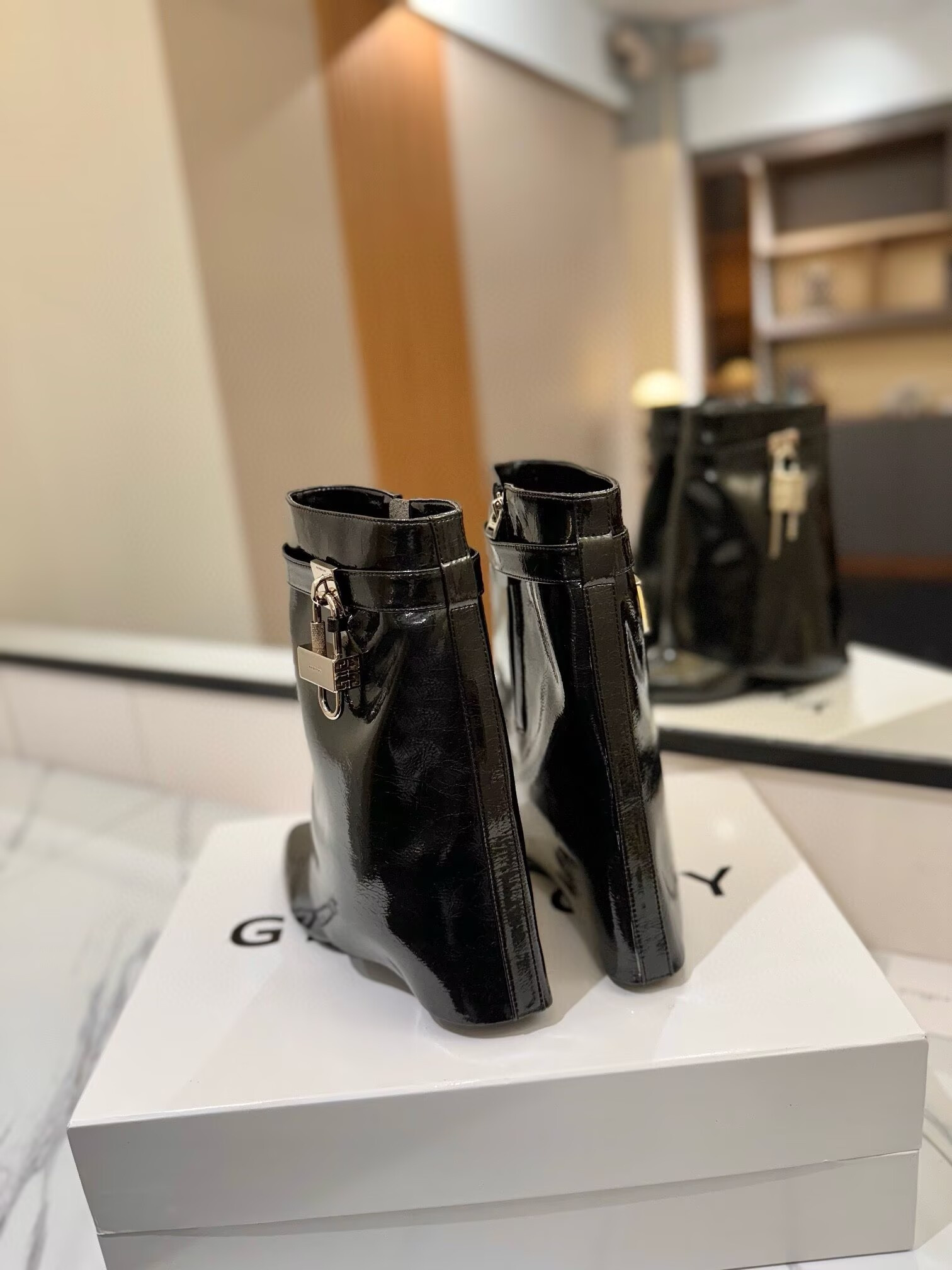 ua G1uenchy boots
