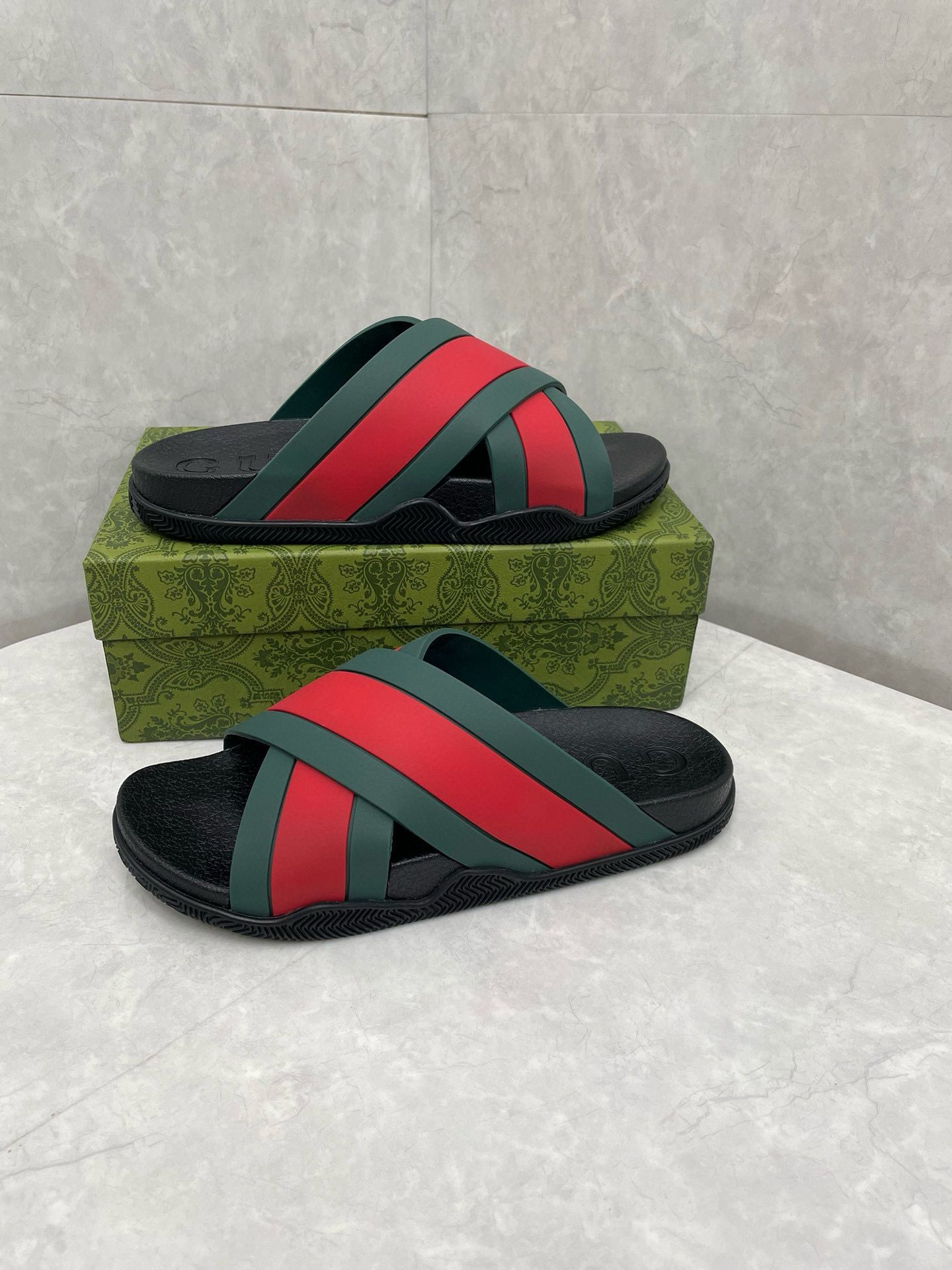 ua G*u*i criss cross slide sandals