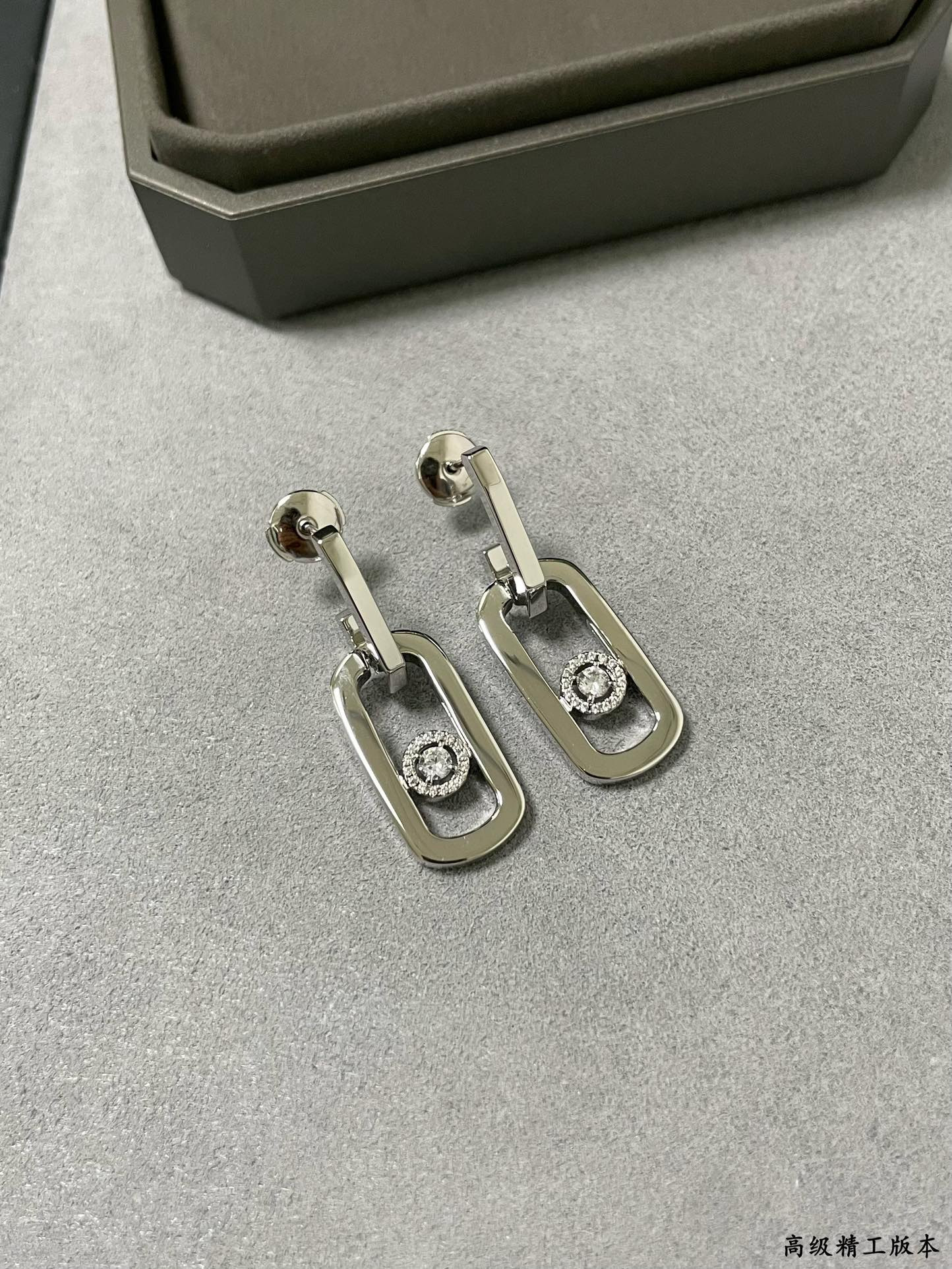 Mes1kaa large single di*m*nd moving stud earrings