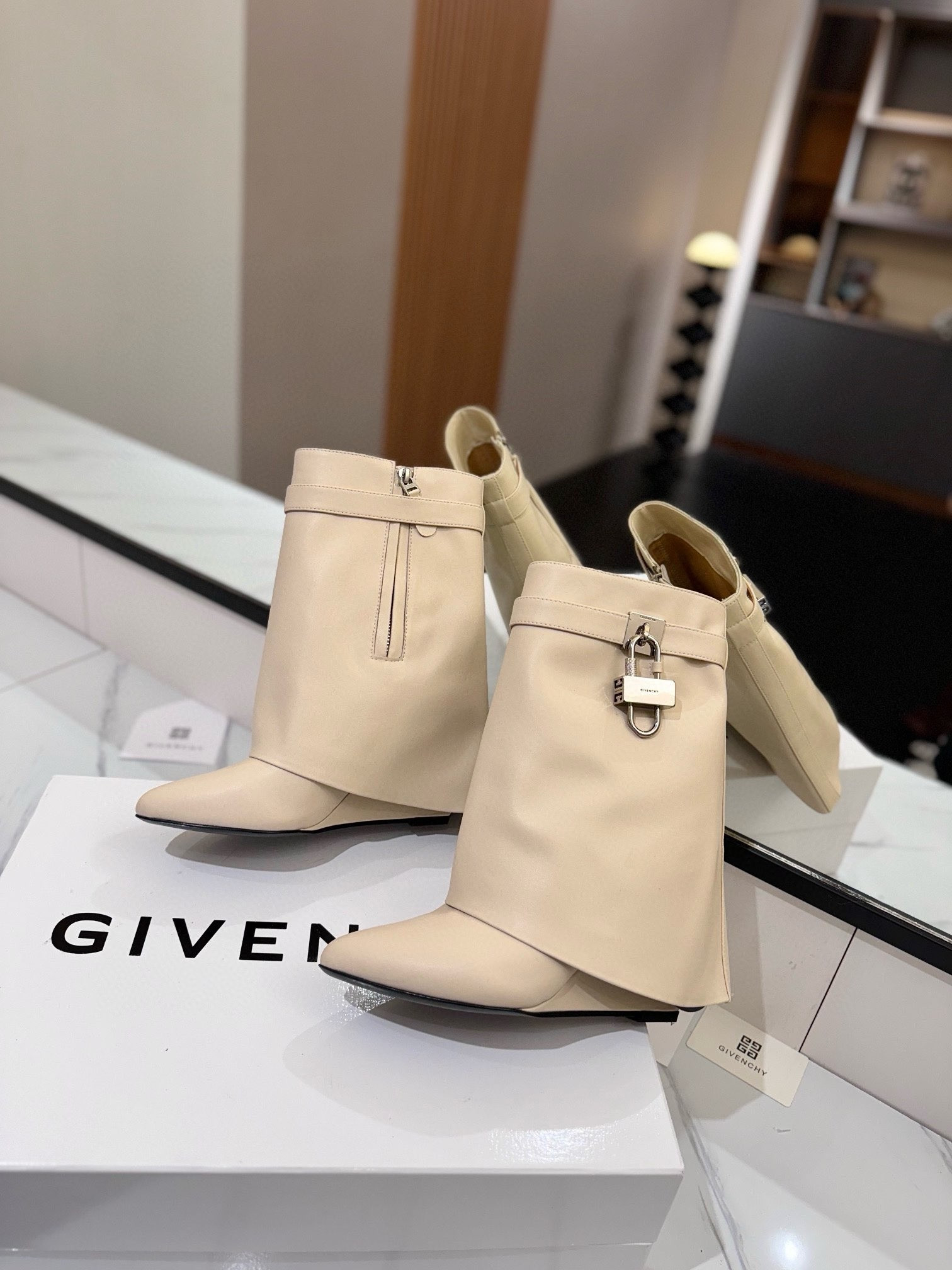 ua G1uenchy boots