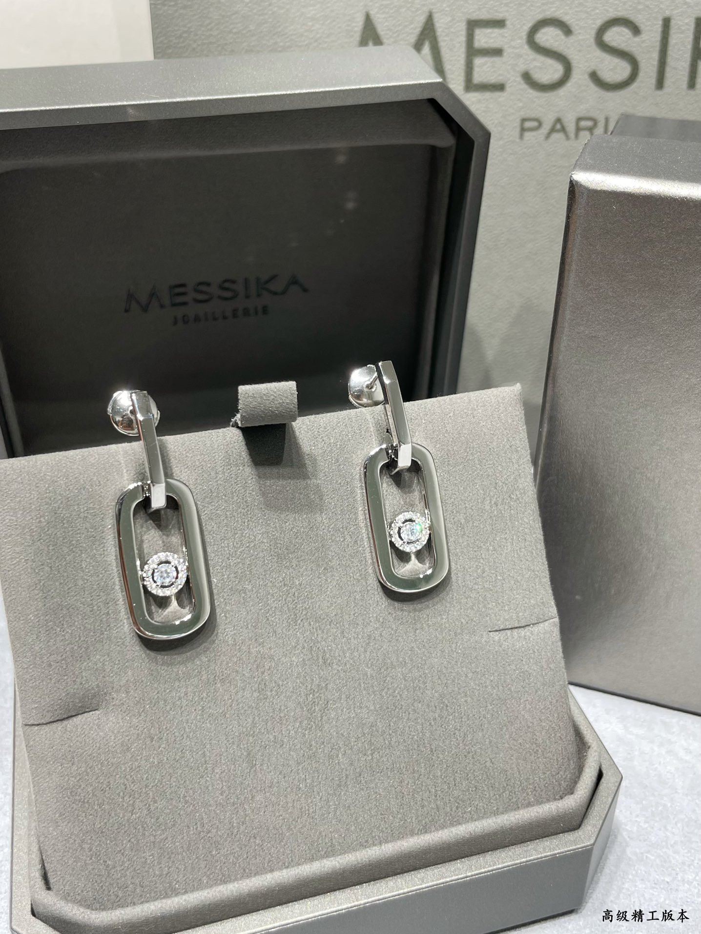 Mes1kaa large single di*m*nd moving stud earrings