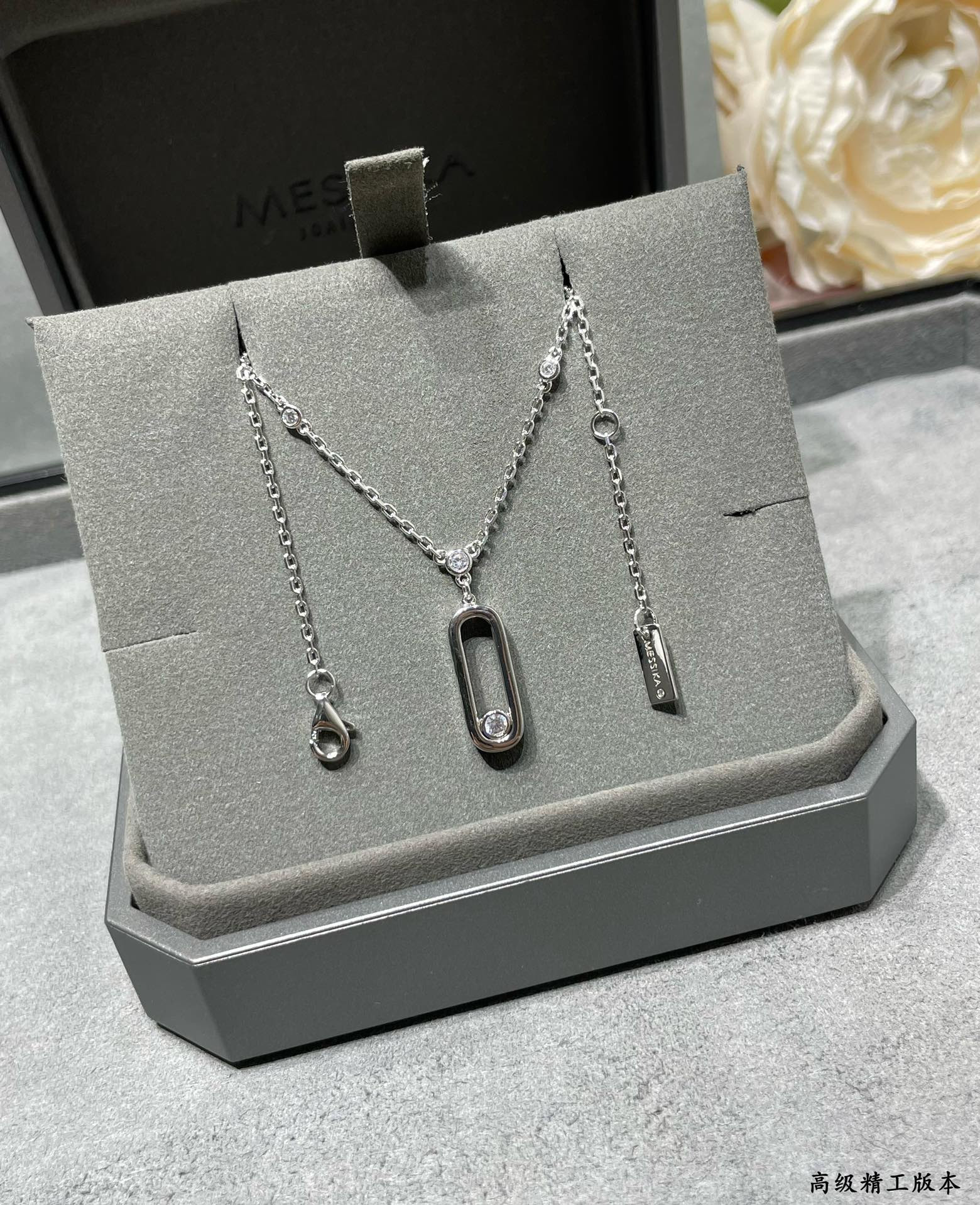 Mes1kaa polished single di*m*nd moving necklace