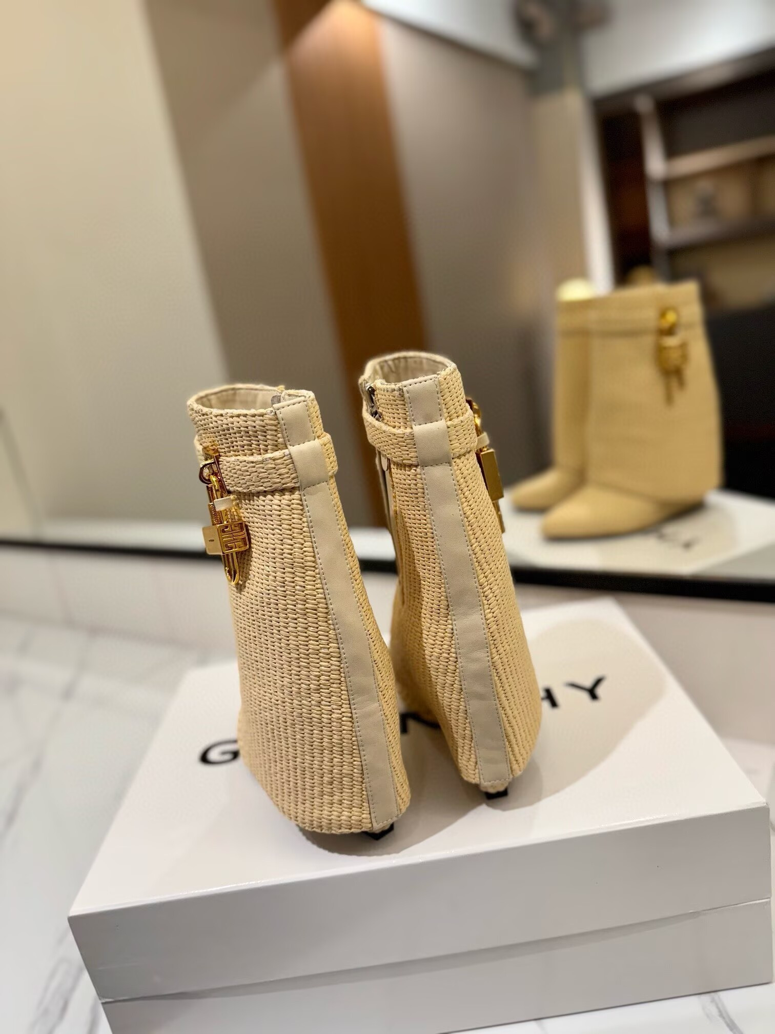 ua G1uenchy boots