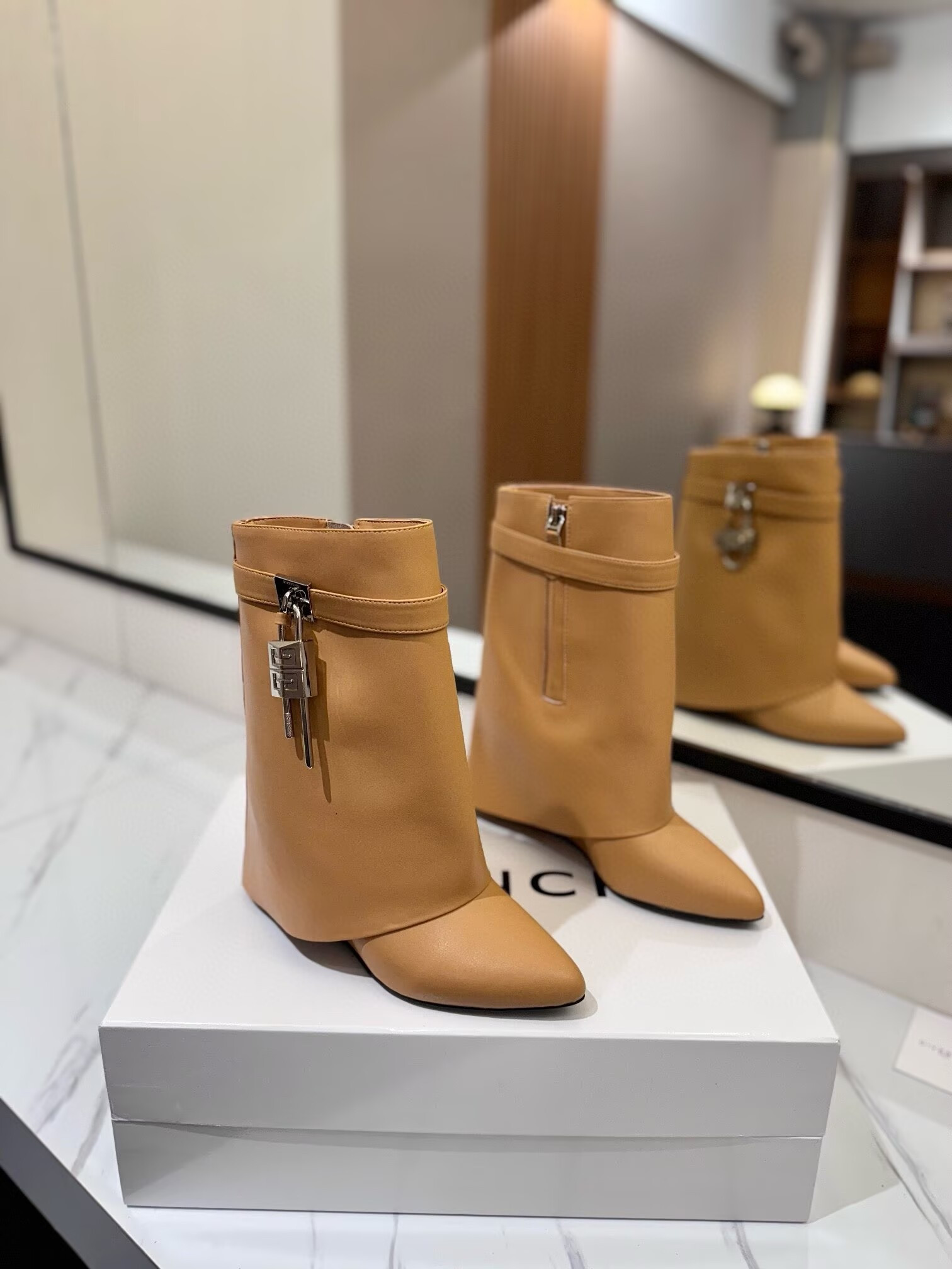 ua G1uenchy boots