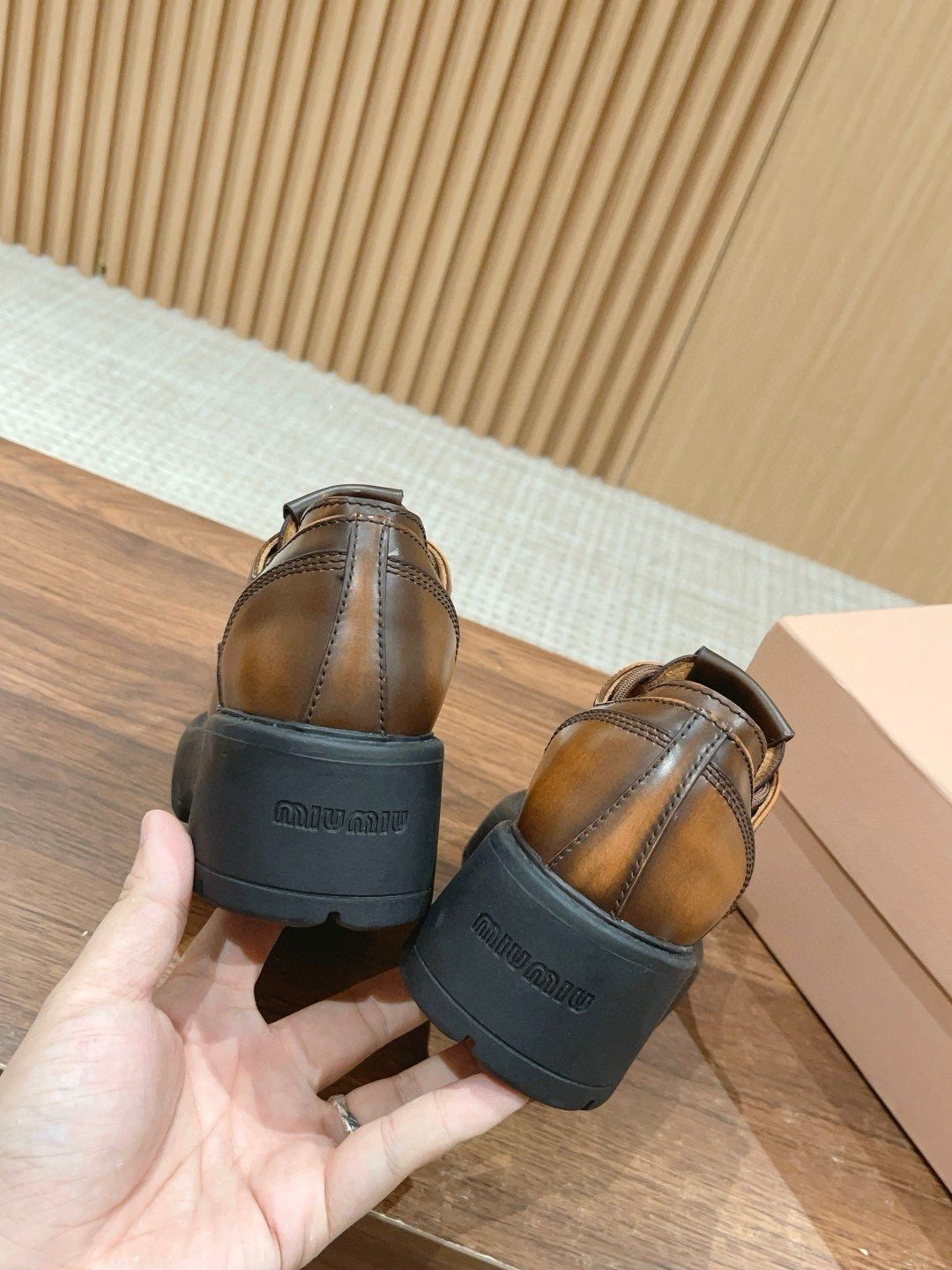 ua M1v M1v laced fumé leather loafers