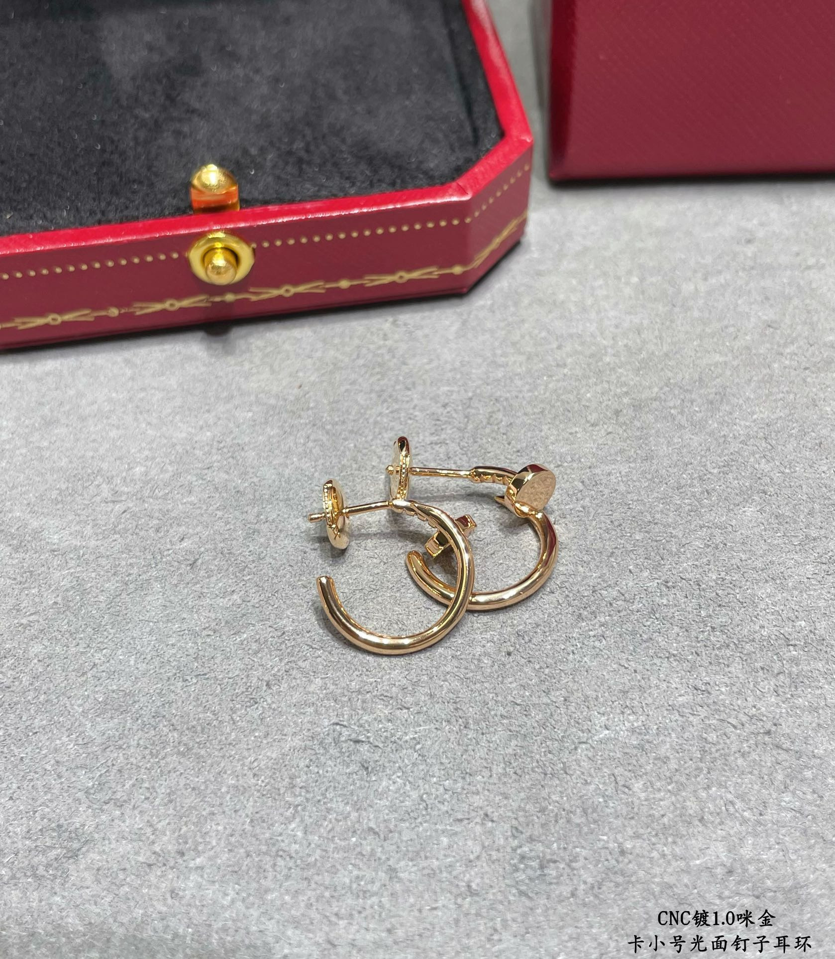 Ca*t*er small polished stud earrings