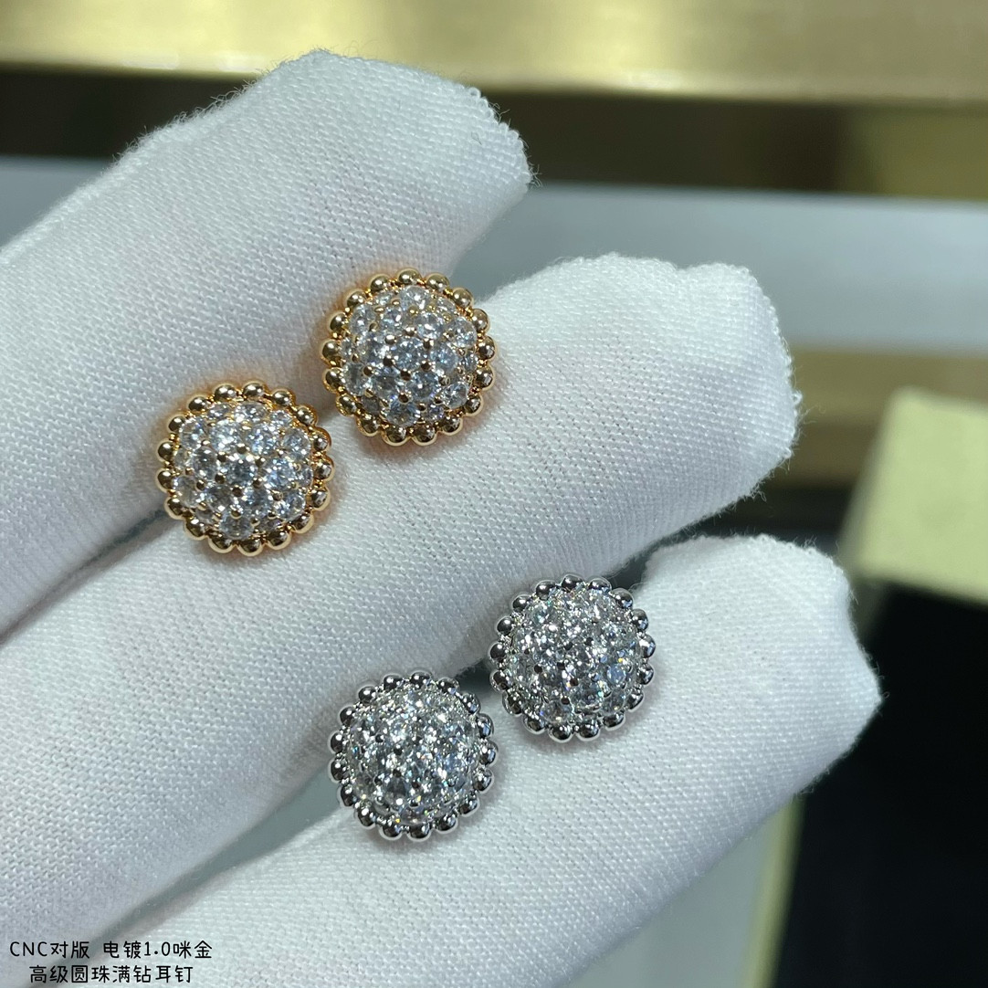 v*n cl*f & arpels round bead full Di*m*nd earrings