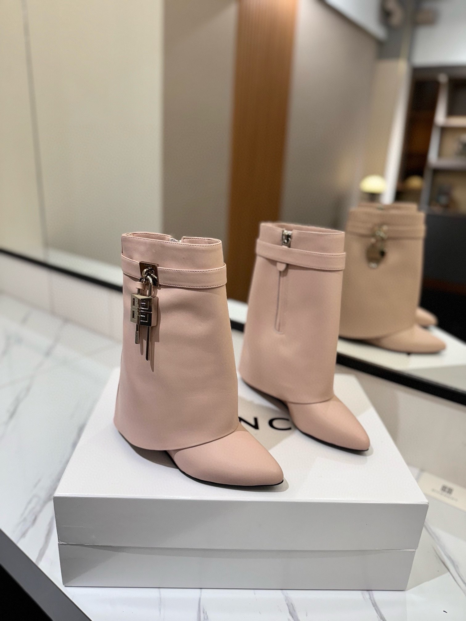 ua G1uenchy boots