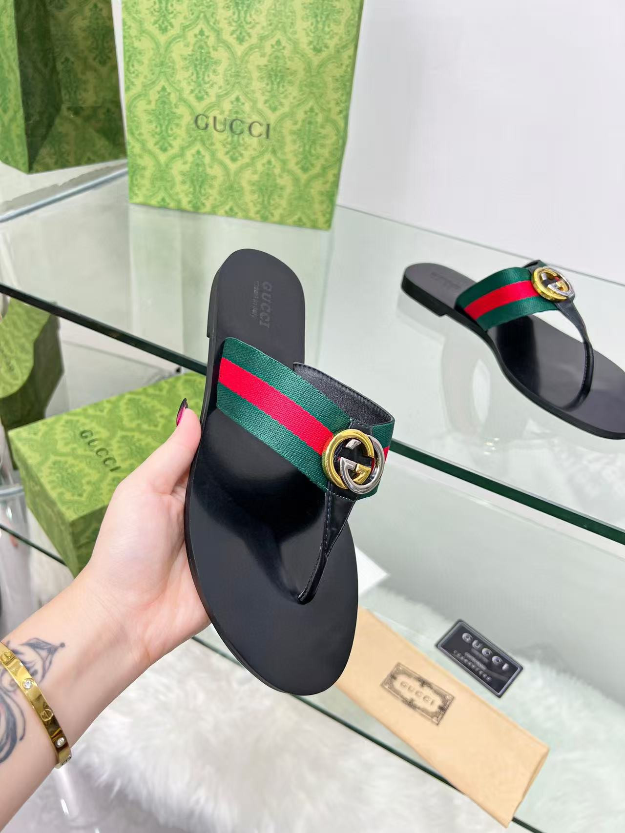 ua G*u*i sandal