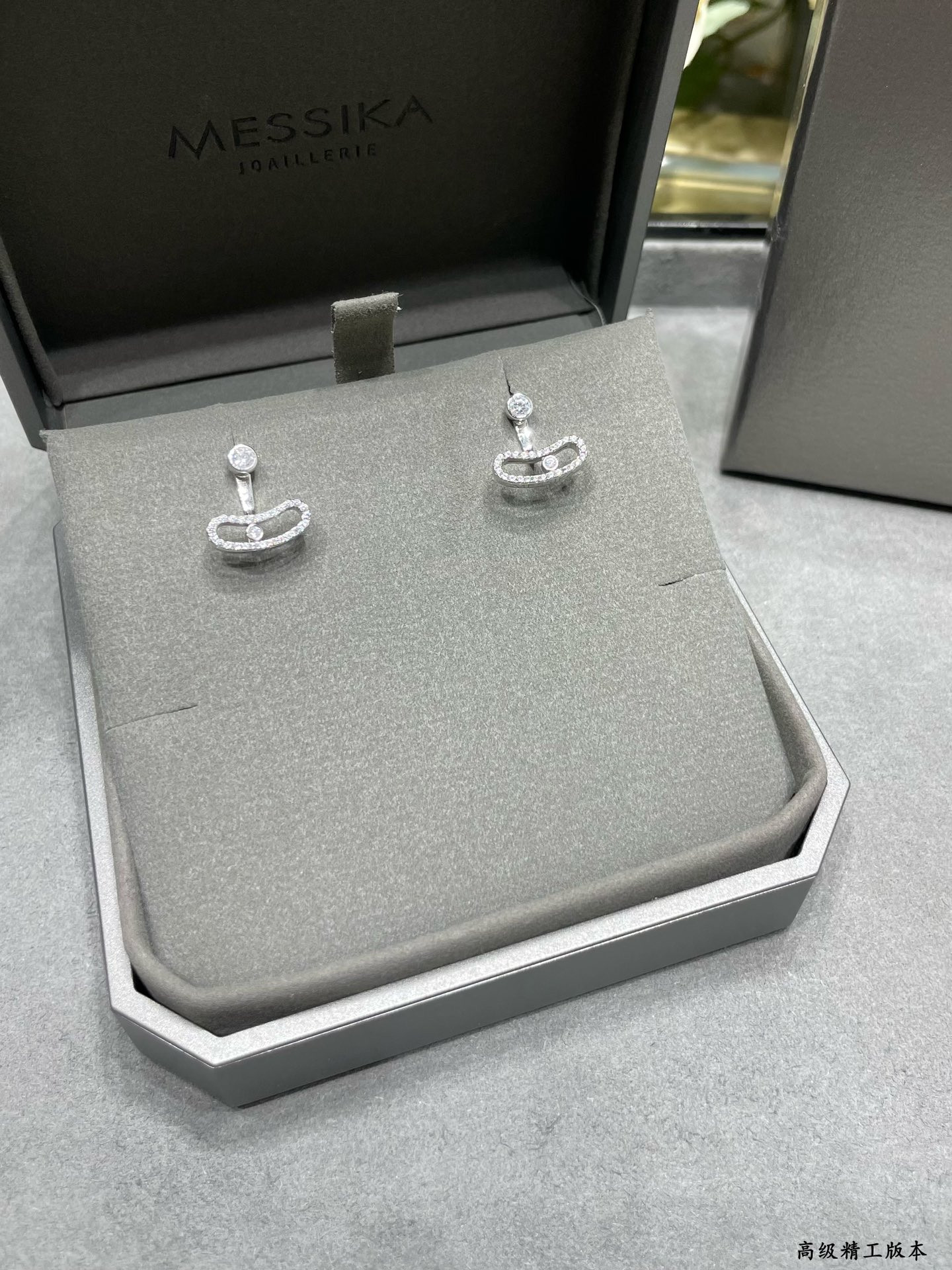 Mes1kaa curved single di*m*nd stud earrings