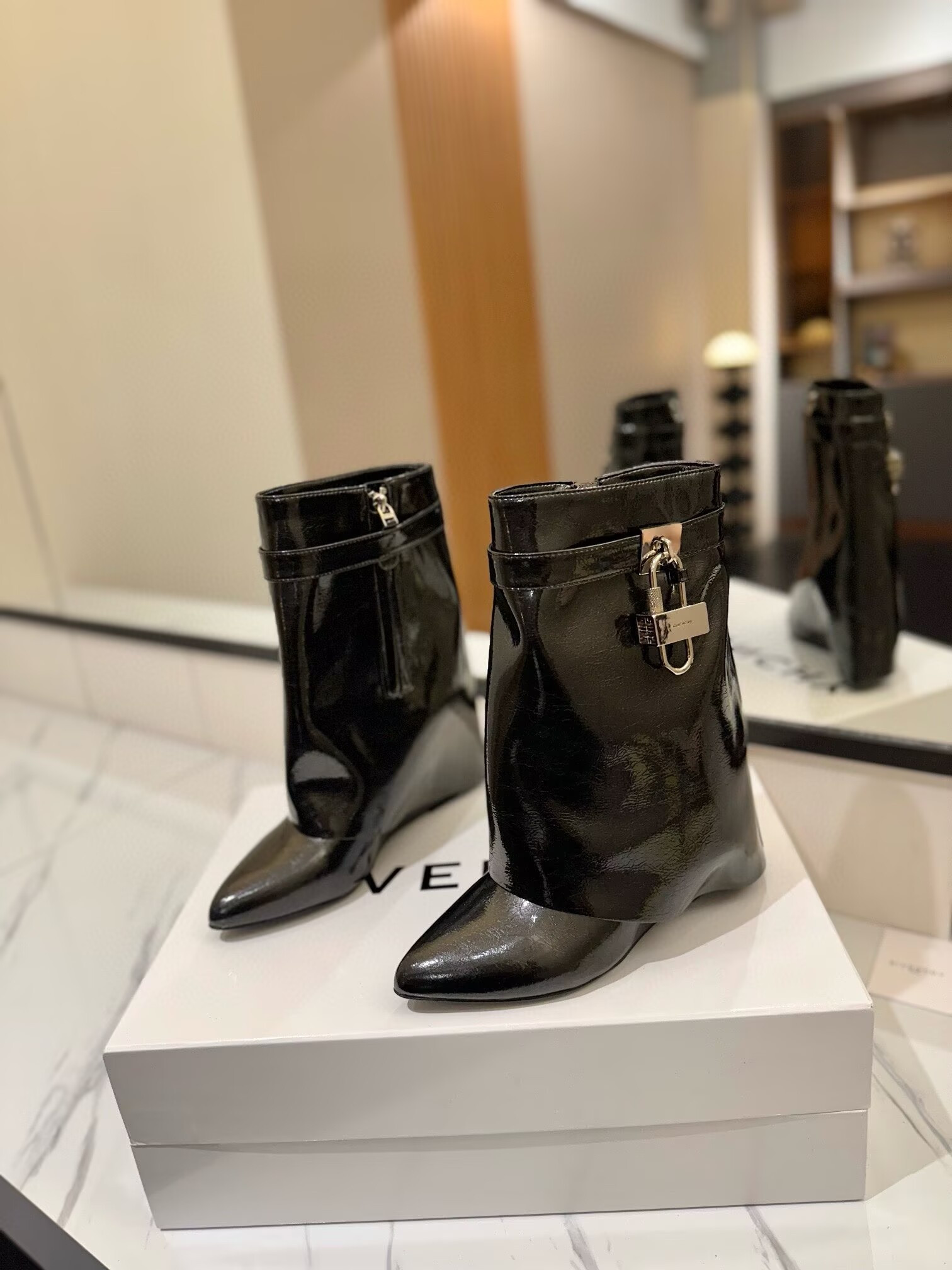ua G1uenchy boots