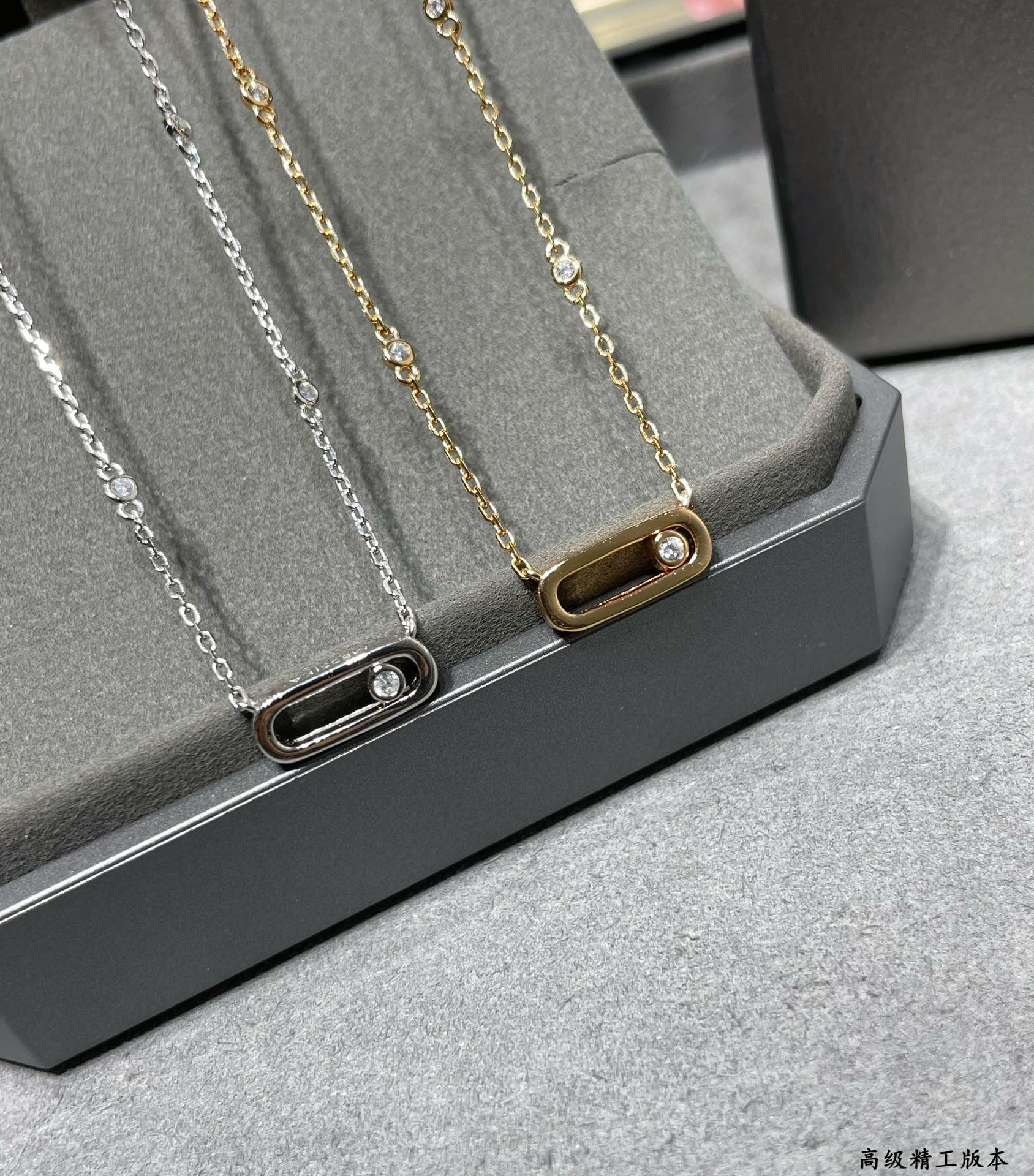 Mes1kaa polished single di*m*nd moving necklace